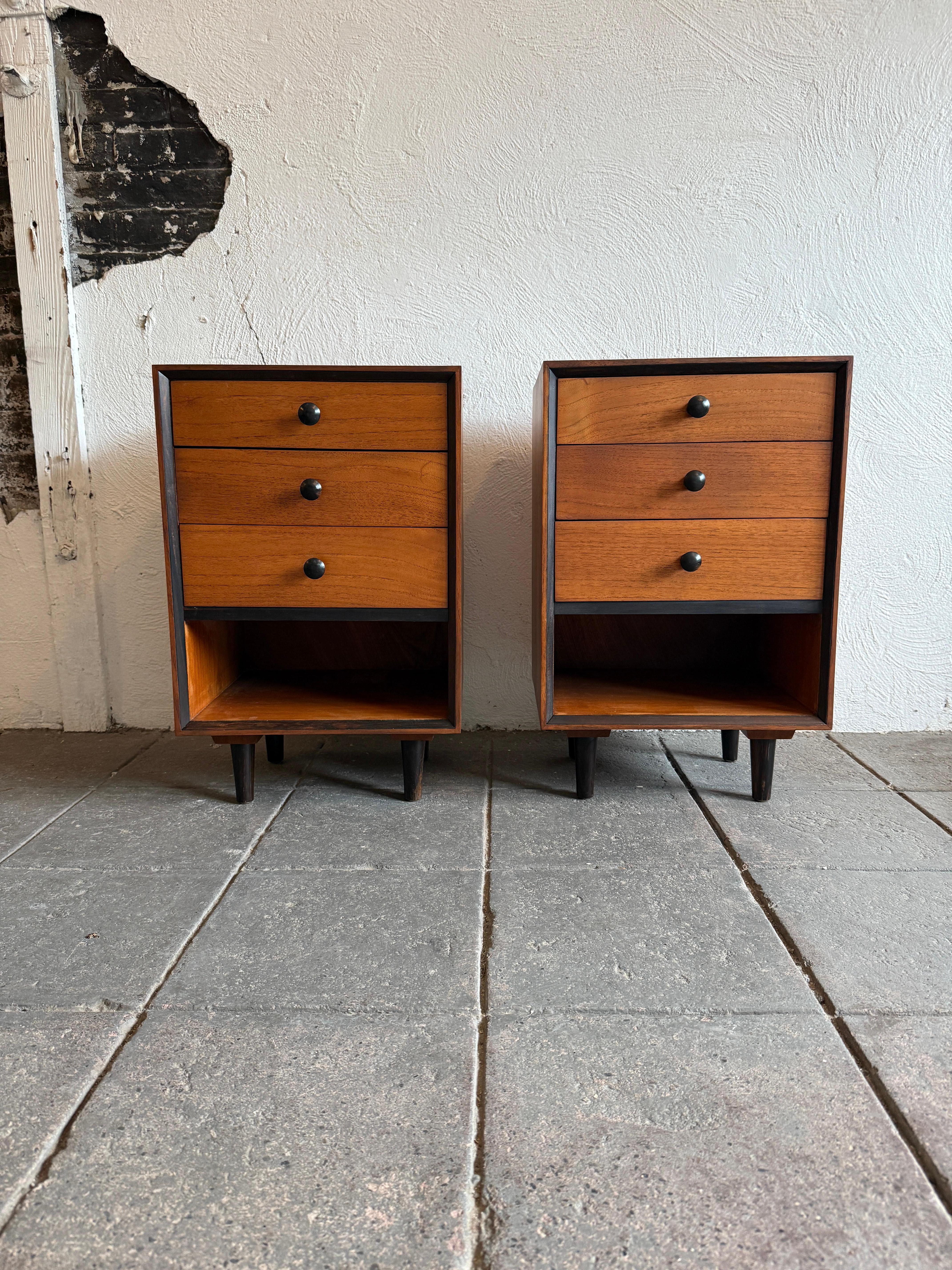 Mid century Danish modern narrow 3 drawer teak nightstands Madera dura en venta