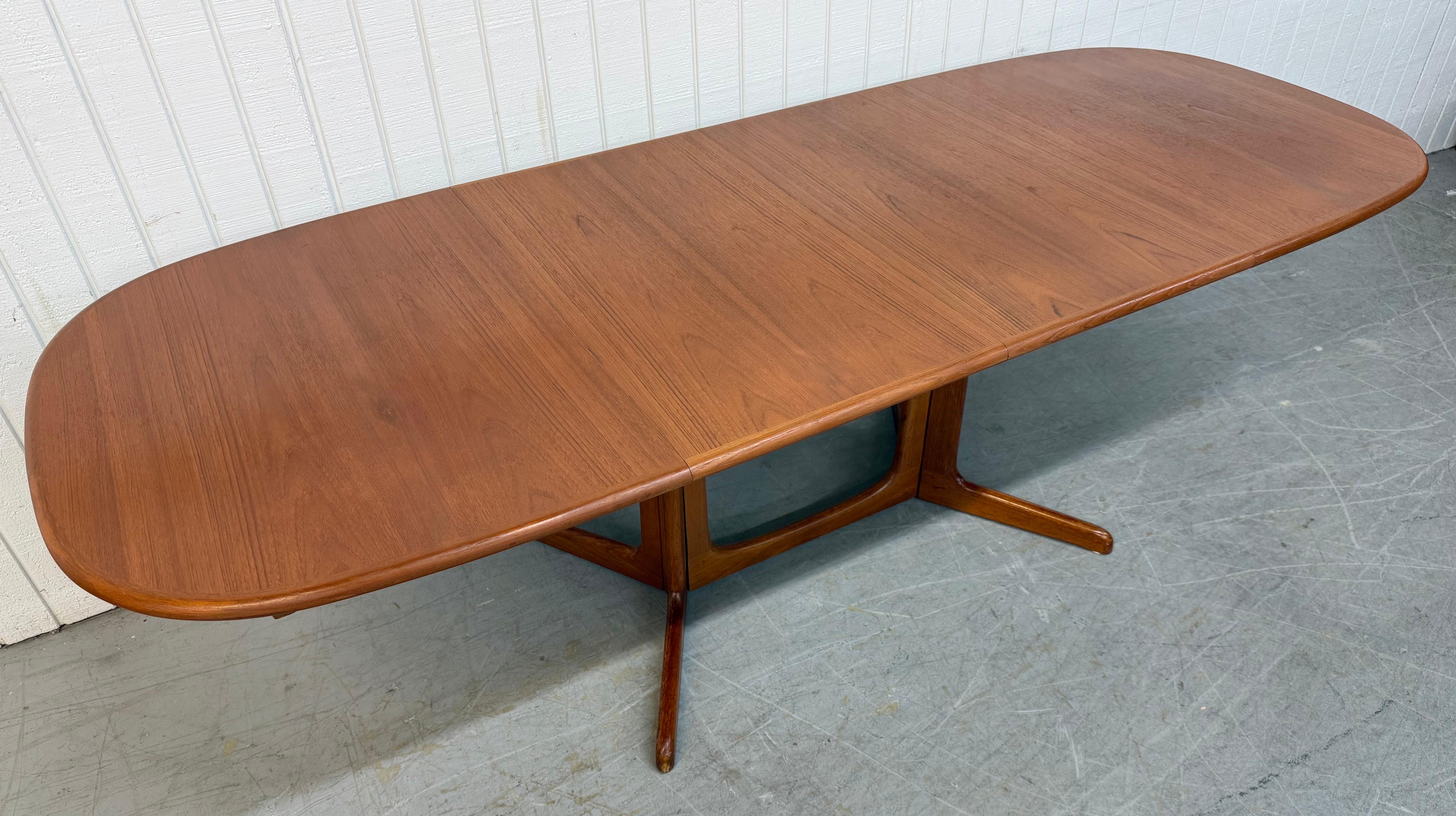 Este anuncio es para una Mesa de comedor de teca de mediados del siglo de Niels Møller para Gudme Møbelfabrik. Con un tablero de diseño ovalado, base de pedestal, dos hojas para ampliar la mesa hasta 92
