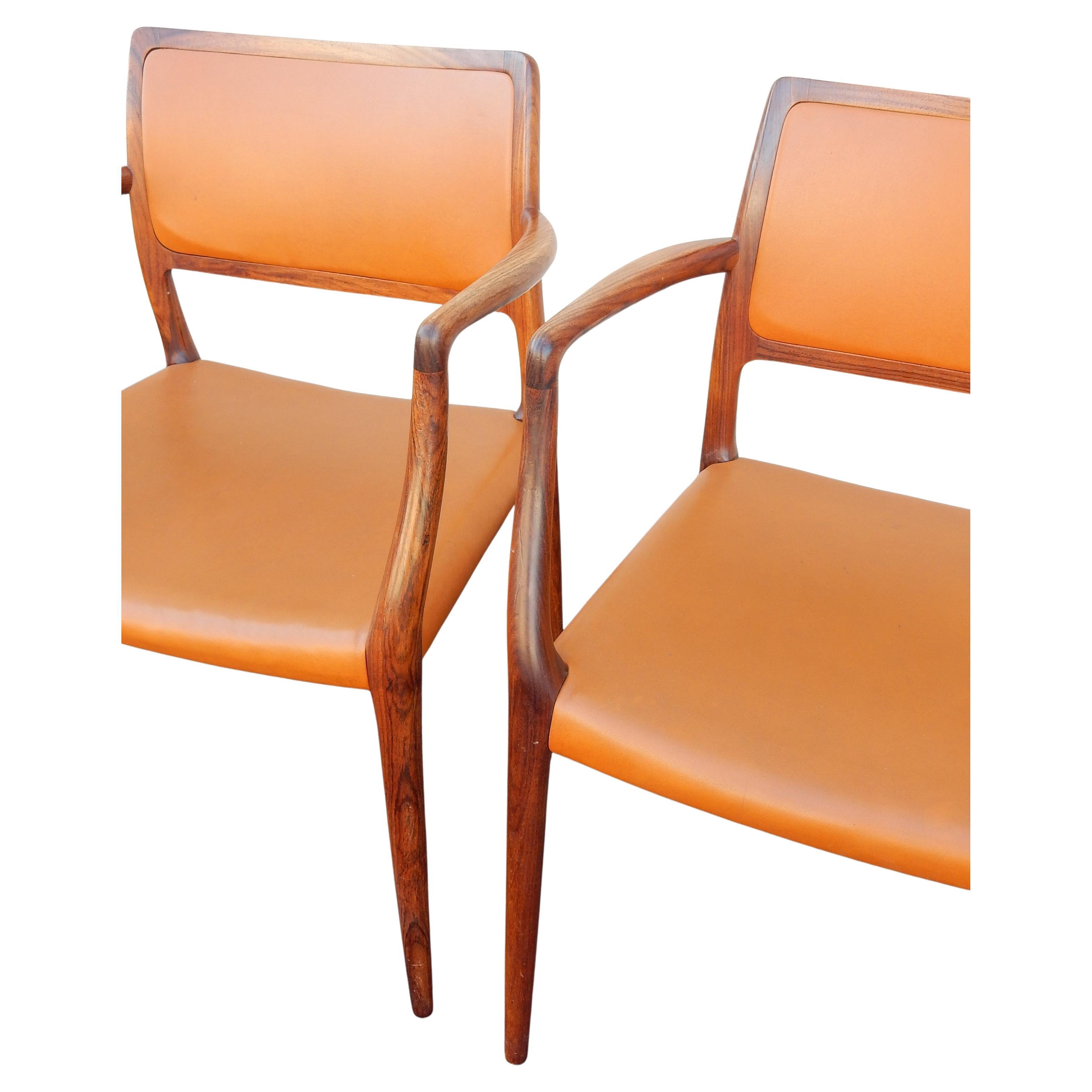 Mitte des Jahrhunderts Dänisch Modern Niels Otto Møller Mod. 65 Geformter Sessel, Paar (20. Jahrhundert) im Angebot