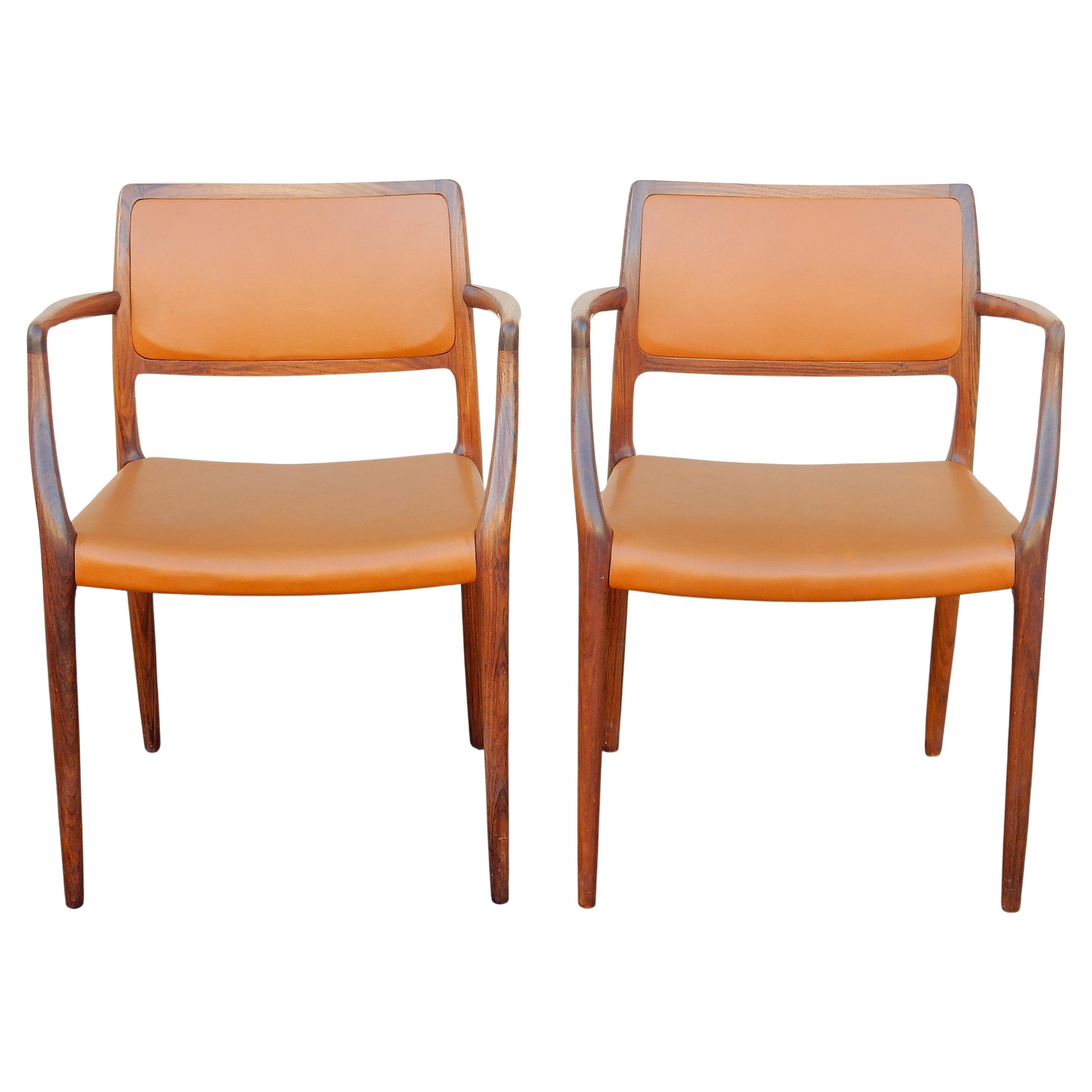 Mitte des Jahrhunderts Dänisch Modern Niels Otto Møller Mod. 65 Geformter Sessel, Paar (Polster) im Angebot