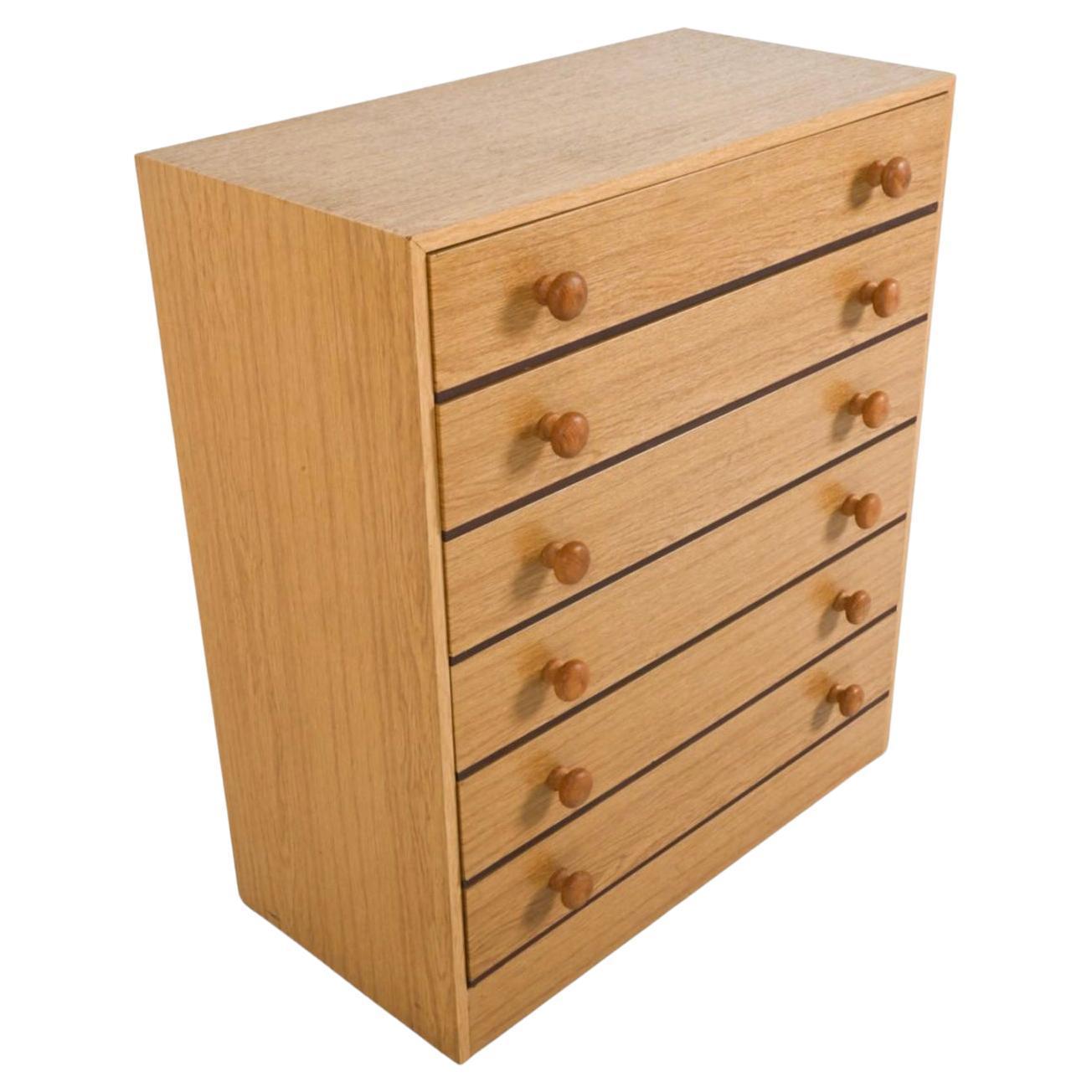 Comò danese moderno di metà secolo in impiallacciato di Oak con pomelli torniti.  Comò danese a 6 cassetti dal design semplice e pulito. Situato a Brooklyn NYC.

Dimensioni: H. H. 32