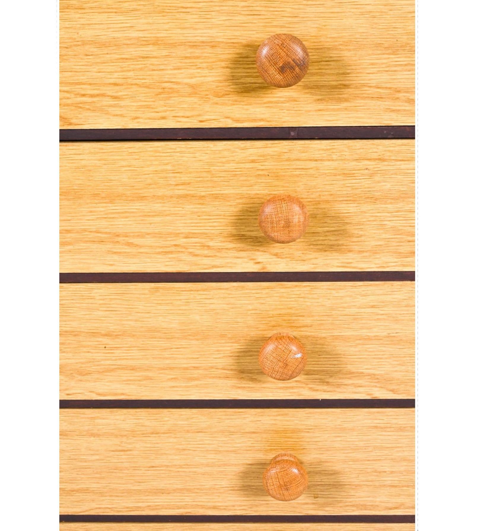 Falegnameria Comò danese moderno di metà secolo in Oak impiallacciato a 6 cassetti con pomelli torniti in vendita