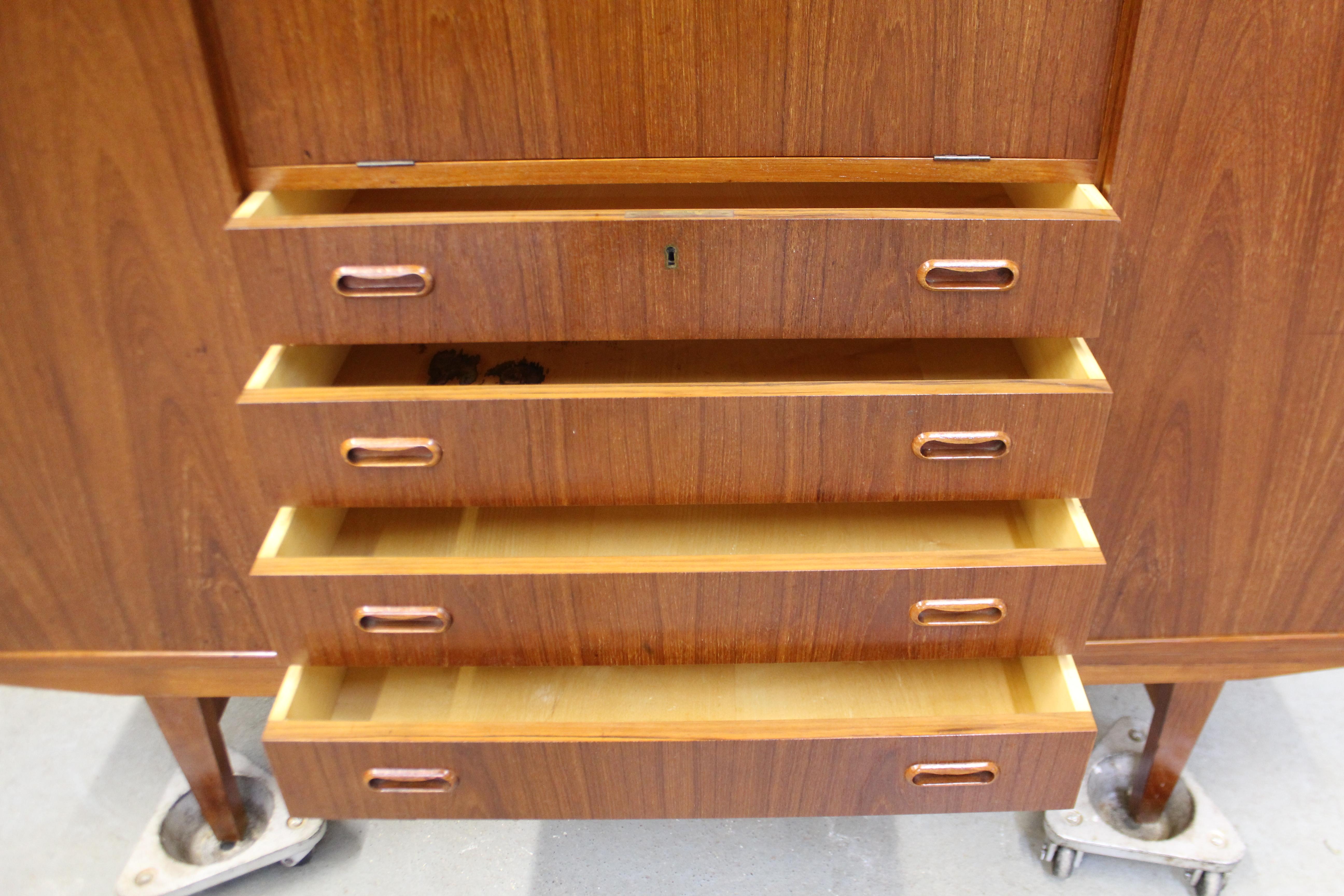 Midcentury Danish Modern Omann Jun Teak Sekretär Credenza Highboard im Zustand „Gut“ im Angebot in Wilmington, DE