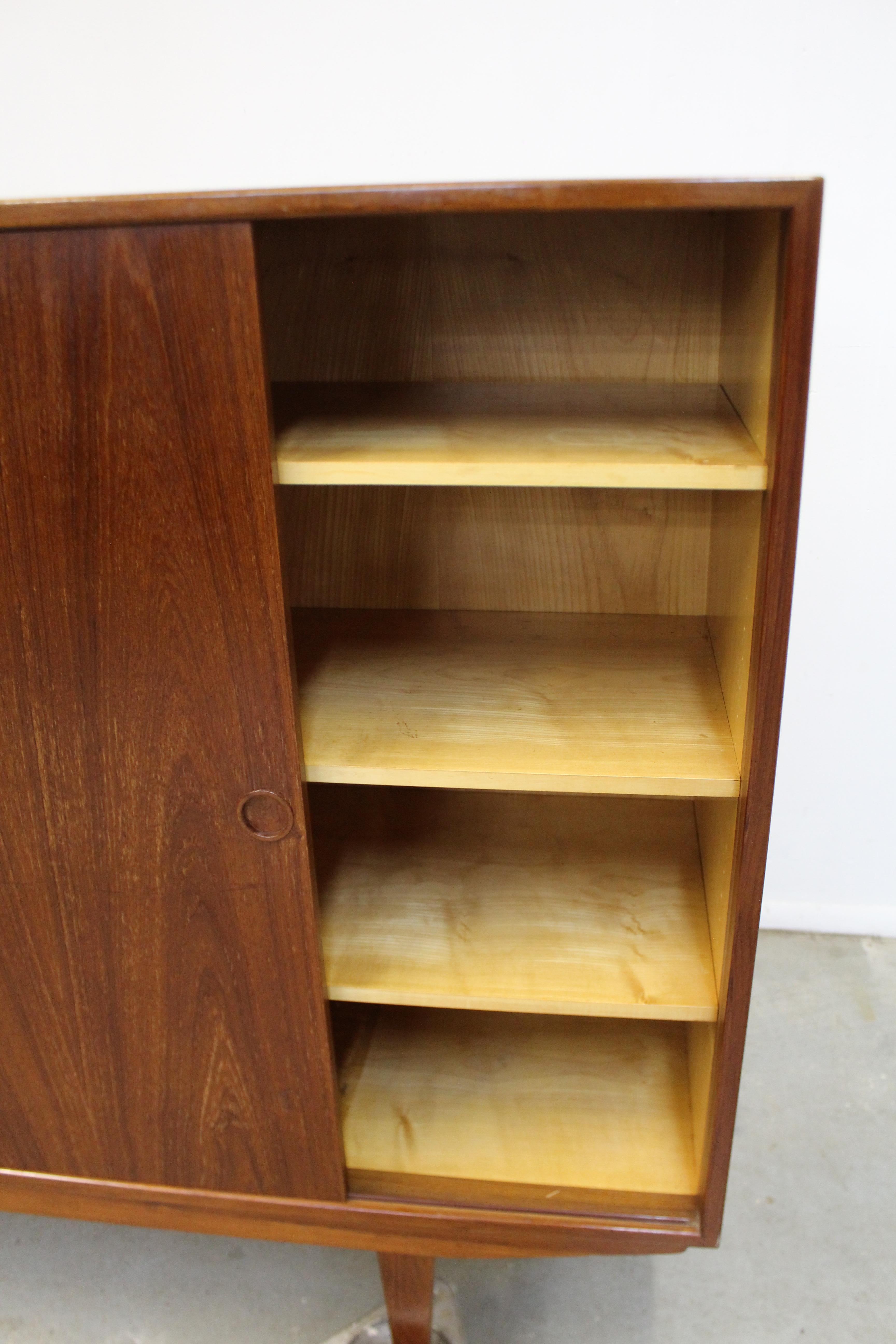 Midcentury Danish Modern Omann Jun Teak Sekretär Credenza Highboard (Teakholz) im Angebot