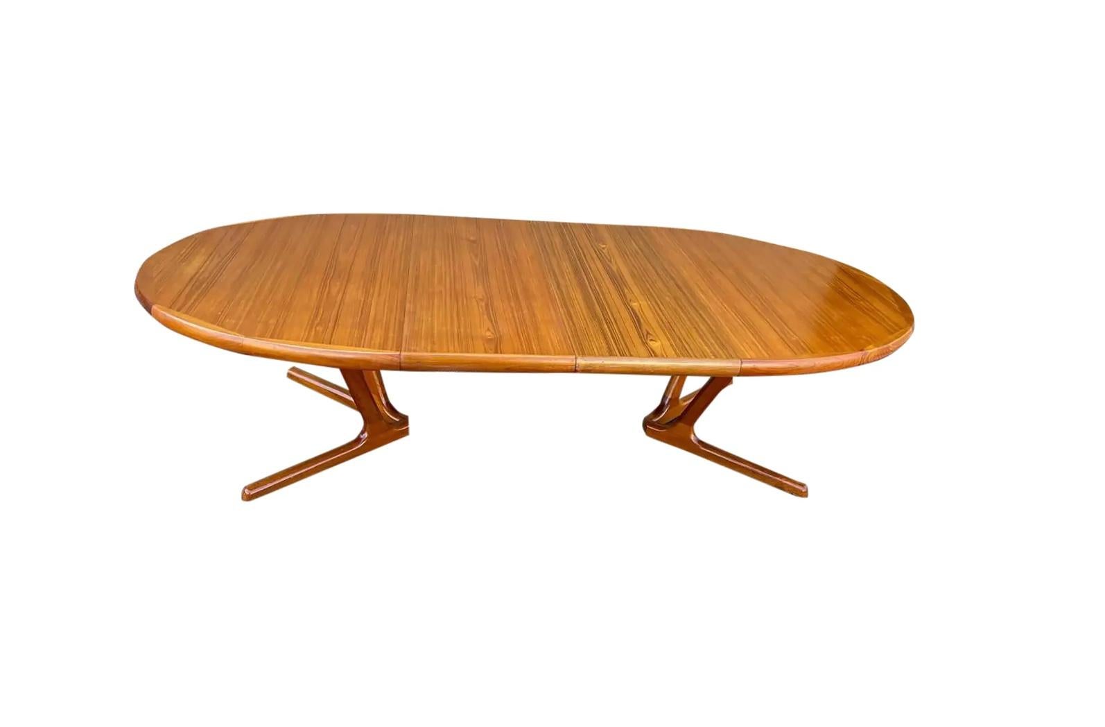 Mesa de comedor ovalada de teca con 2 hojas de la Colección Interform. Preciosa mesa de comedor ovalada de teca muy limpia con (2) hojas que se insertan en la mesa de comedor al extenderse. Puedes utilizar (1) hoja cada vez si es necesario.