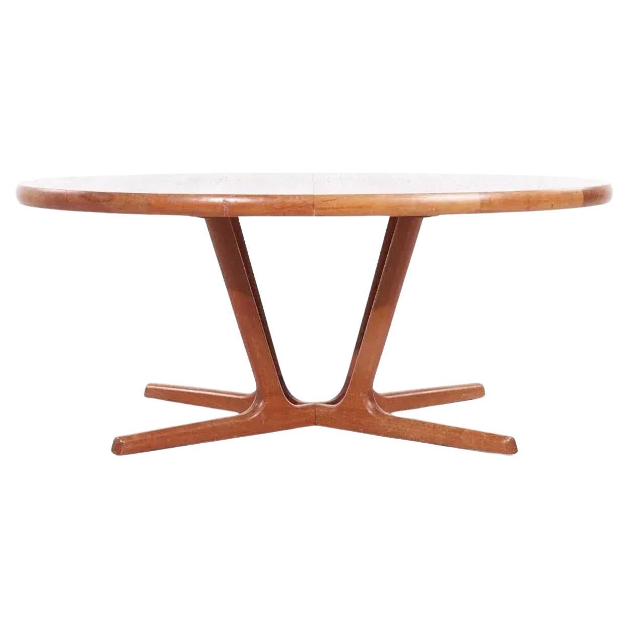 Mesa de comedor ovalada de teca danesa moderna de mediados de siglo con 2 hojas Moderno de mediados de siglo en venta