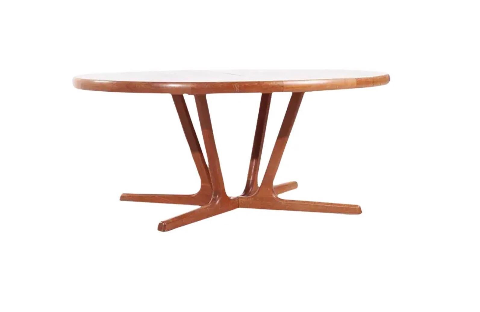 Mesa de comedor ovalada de teca danesa moderna de mediados de siglo con 2 hojas Danés en venta