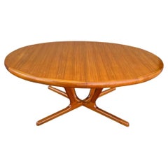 Tavolo da pranzo ovale in teak moderno danese del metà secolo con 2 foglie
