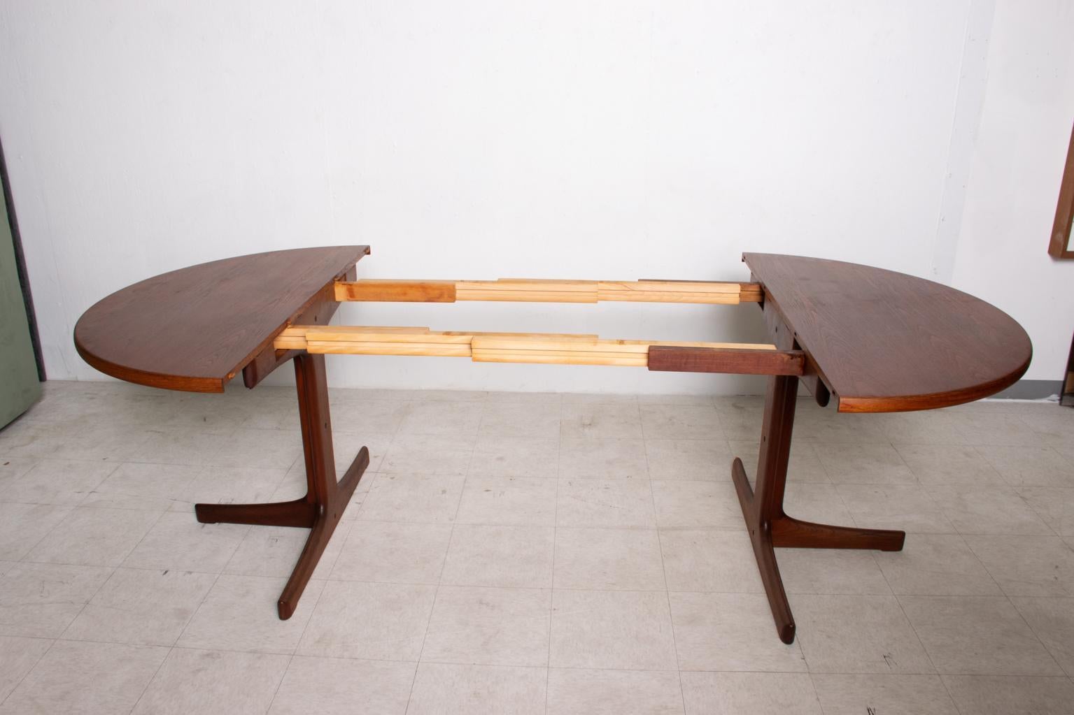 Round dining table can be extended into an oval dining table. Seats 10.
Made in Denmark, circa the 1980s. Teak wood. No markings from the maker.
Dimensions: 95