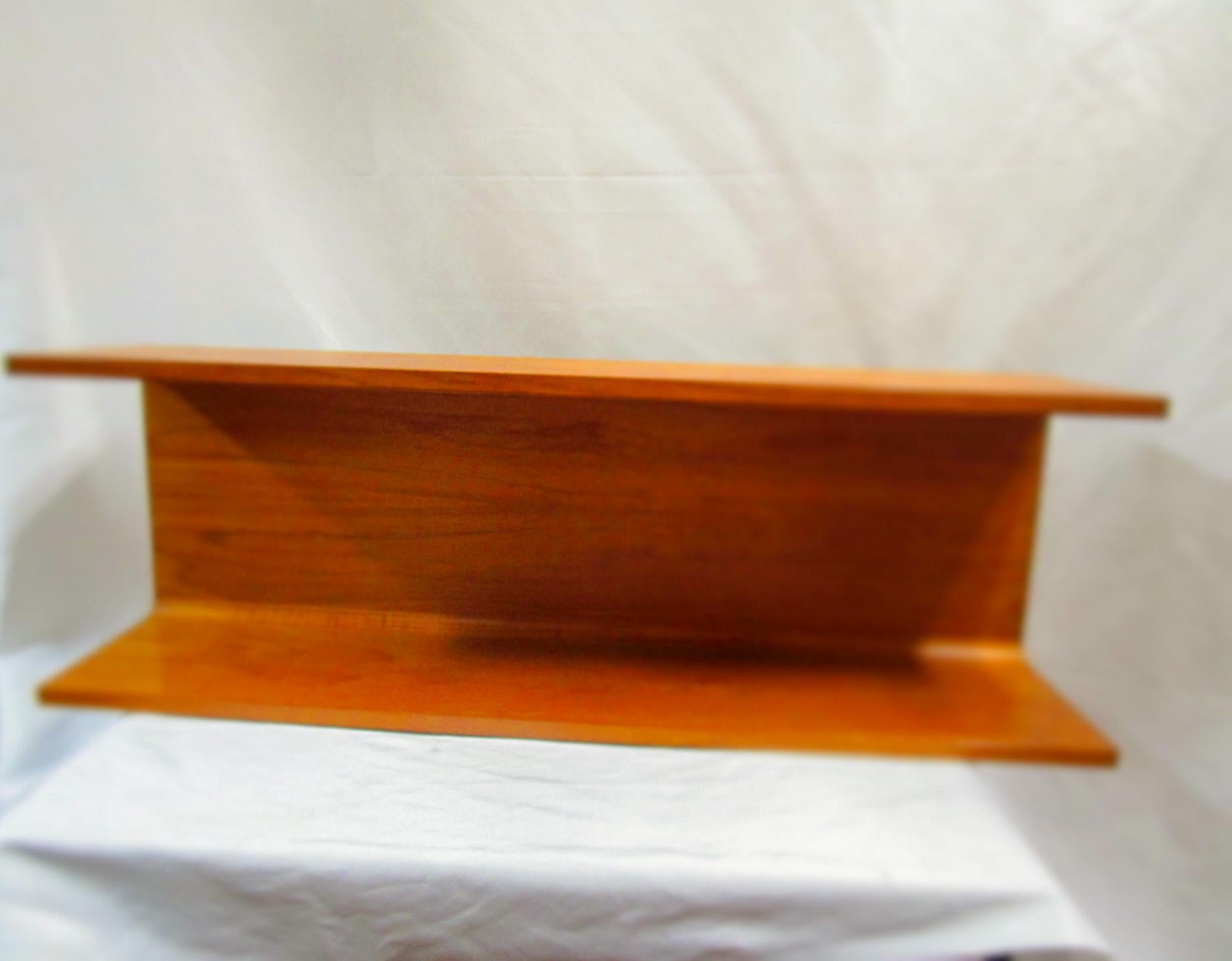 This handsome Pedersen & Hansen teak floating modernist wall shelf is from the Mid-20th Century and has a storage depth of 7.25 inches on bottom- 8.5 inches on top.. Maker’s label on the back- Pedersen & Hansen Viby J. Made in Denmark. Classic
