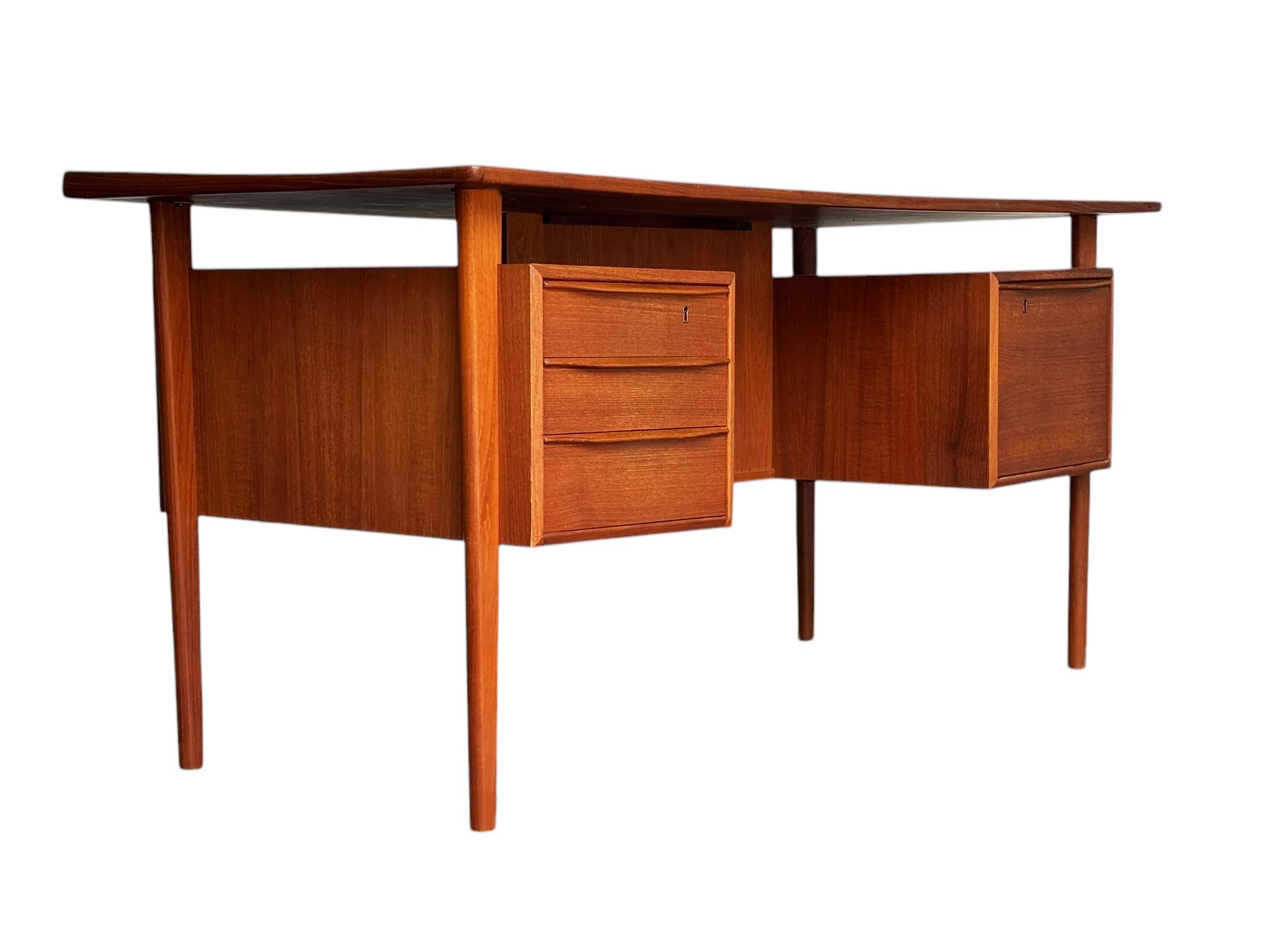 Mid Century Danish Modern Peter Lovig Nielsen Teak Executive Desk for Dansk In Good Condition In Philadelphia, PA