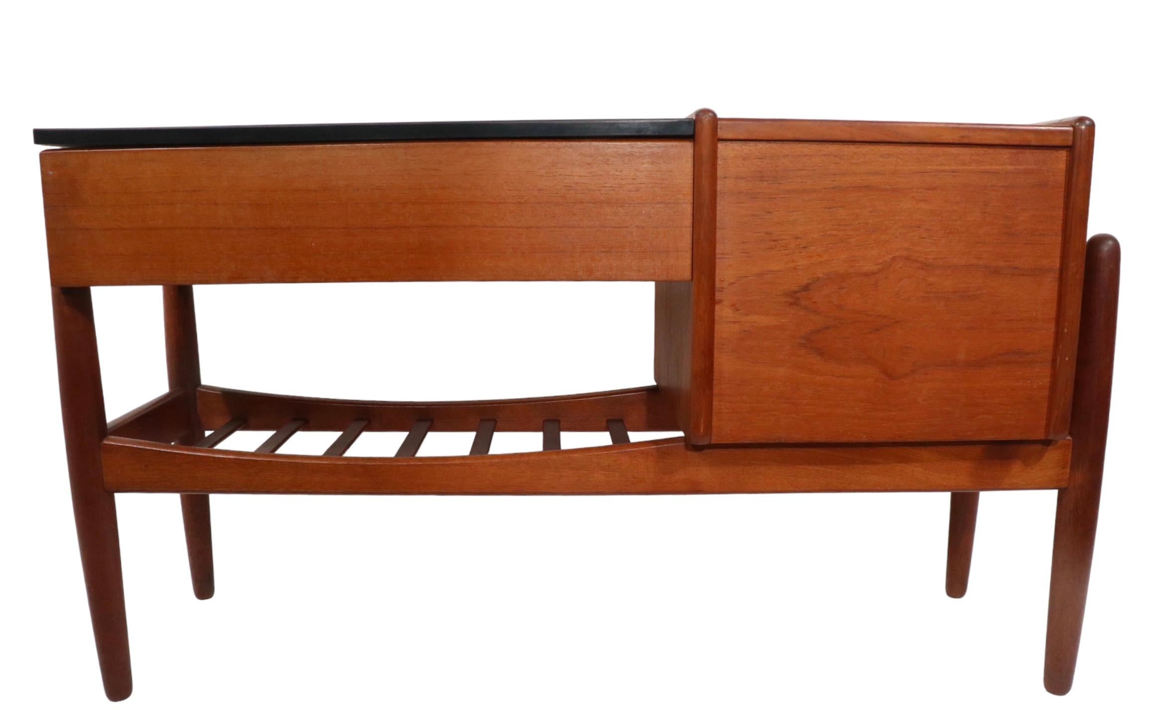 Iconique table d'appoint danoise du milieu du siècle, conçue par Arne Wahl Iversen, pour Vinde Mobelfabrik, fabriquée au Danemark dans les années 1960. La pièce comprend une banque de trois tiroirs flanquée d'une section de jardinière doublée