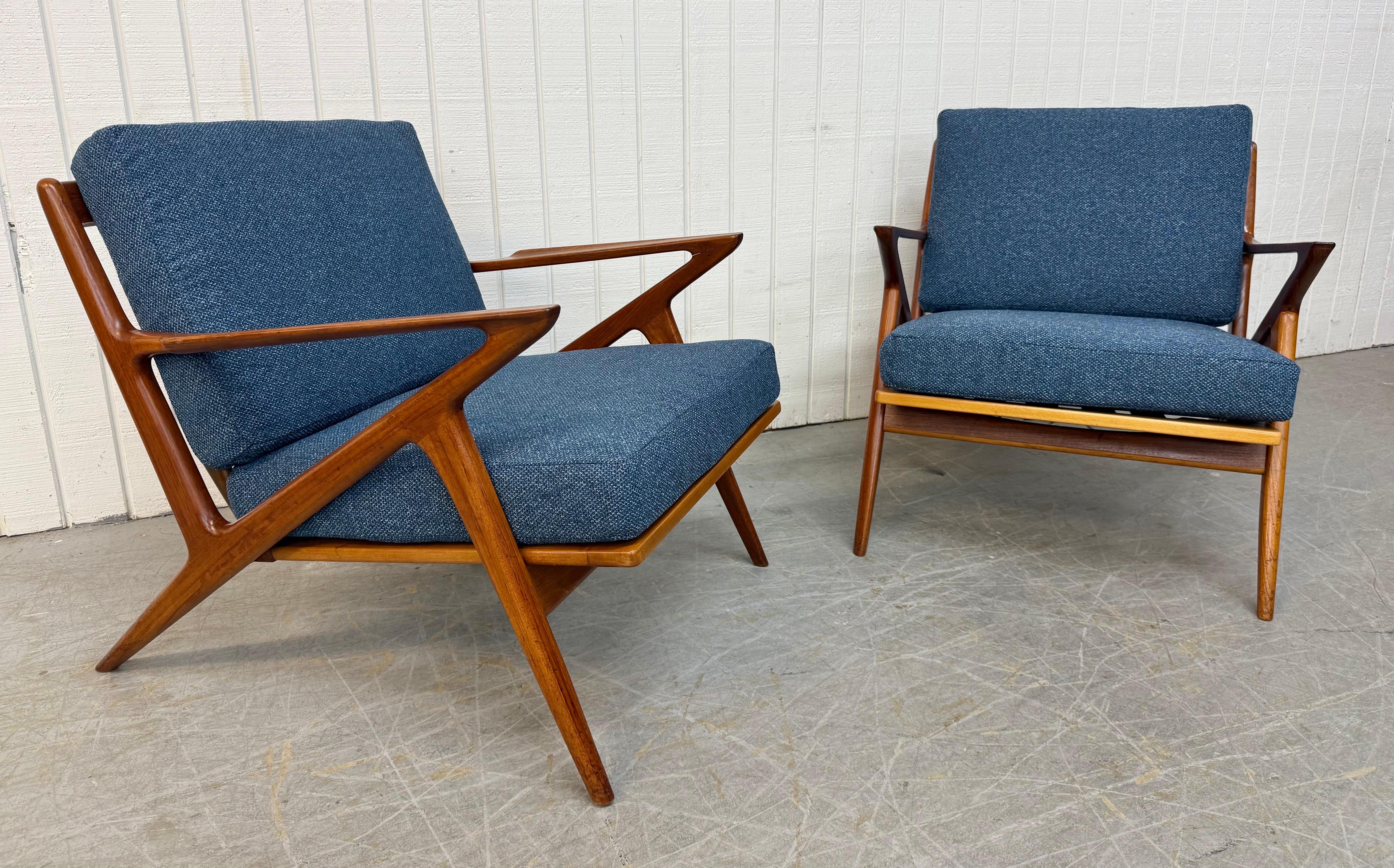 Questo annuncio si riferisce a una coppia di sedie moderne danesi di metà secolo in noce 