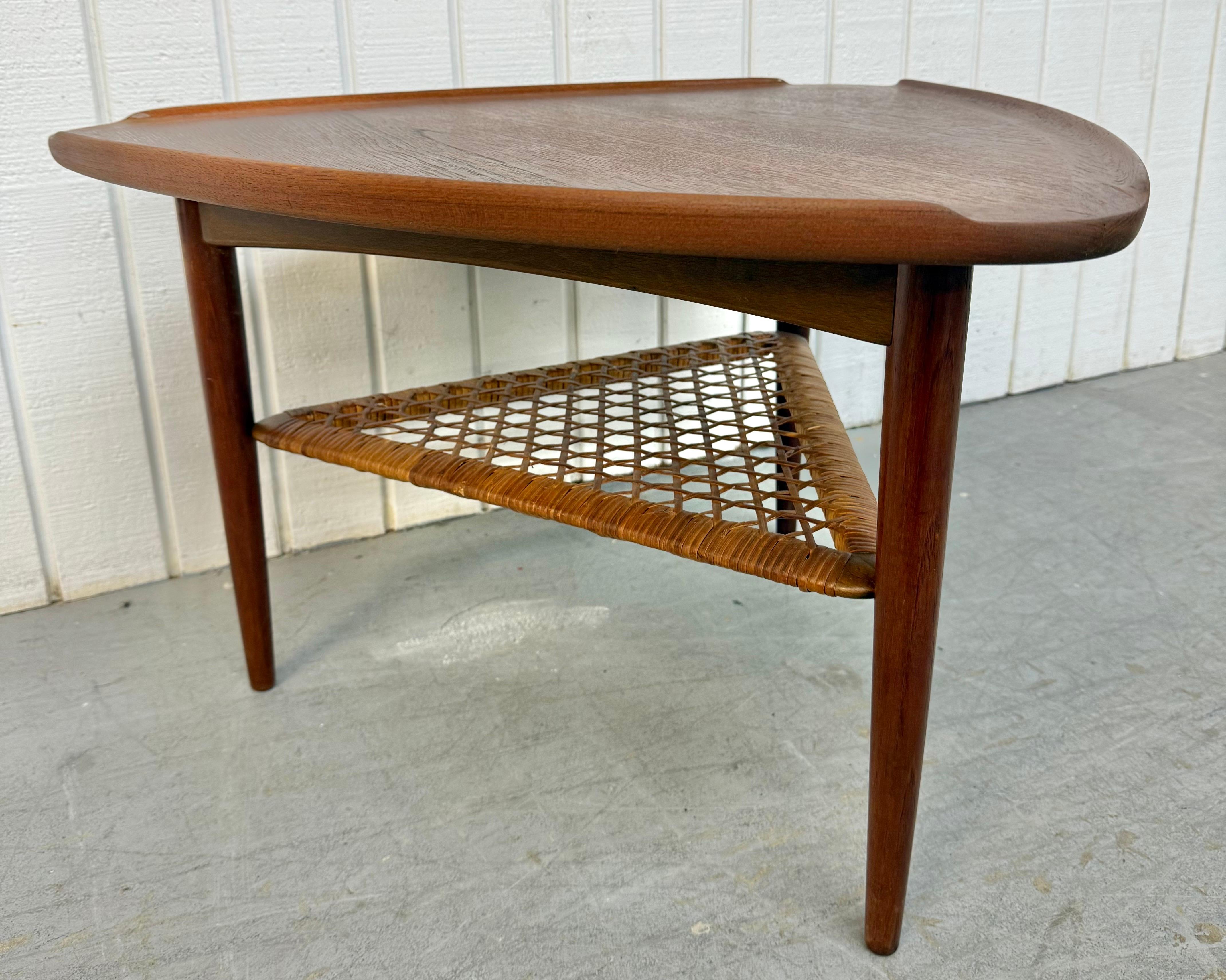 Diese Auflistung ist für eine Mid-Century Danish Modern Poul Jensen Teak Beistelltisch. Die dreieckige Platte in Form eines Gitarrenplektrums mit abgerundeten Kanten, die modernen Dreibeinbeine, die geflochtene Bodenplatte und die schöne