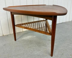 Mesa auxiliar de púa de guitarra de teca Poul Jensen, moderna danesa de mediados de siglo