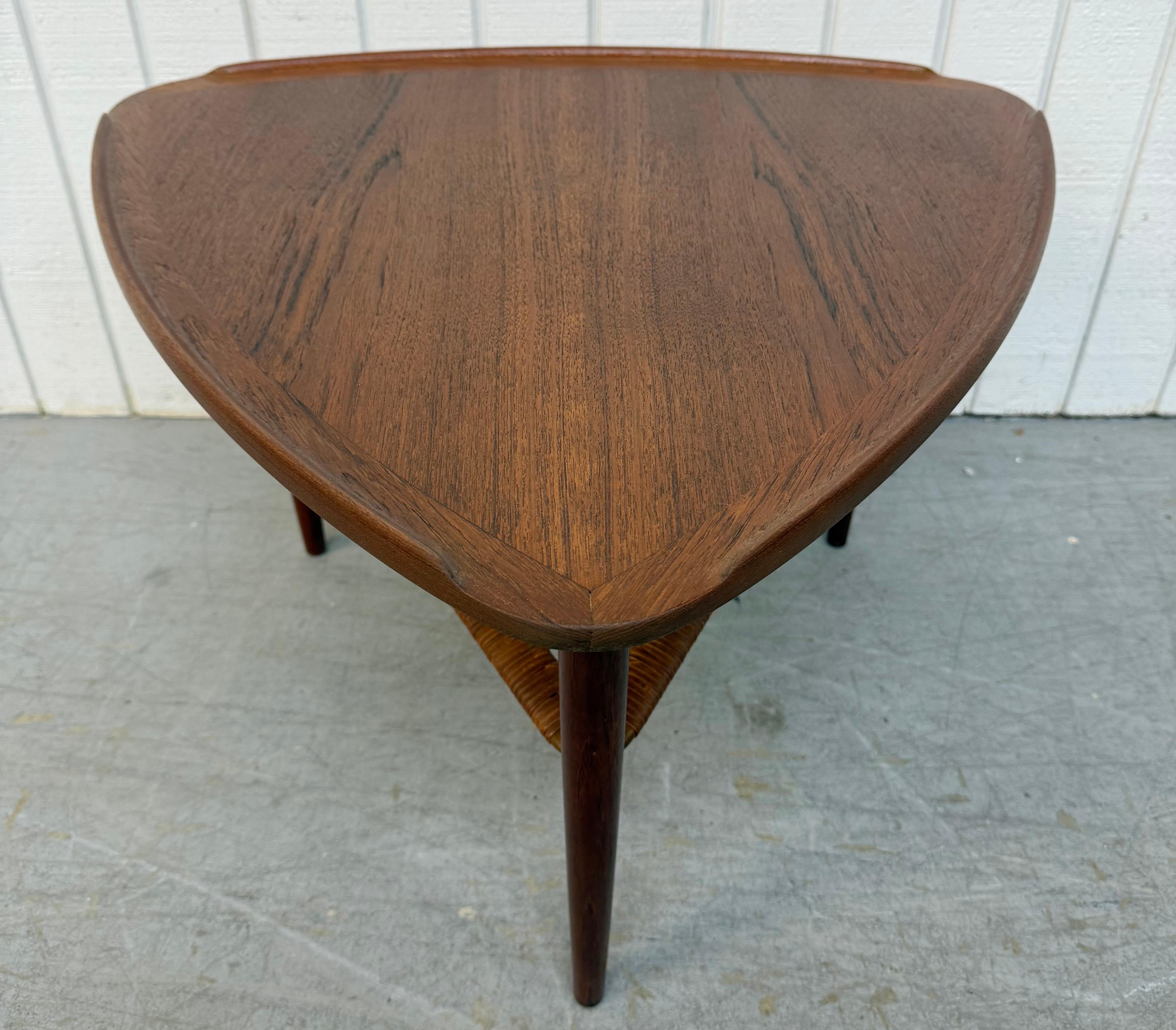 Dänischer Mid-Century-Modern-Beistelltisch mit Gitarren Pick aus Teakholz, Poul Jensen (Moderne der Mitte des Jahrhunderts)