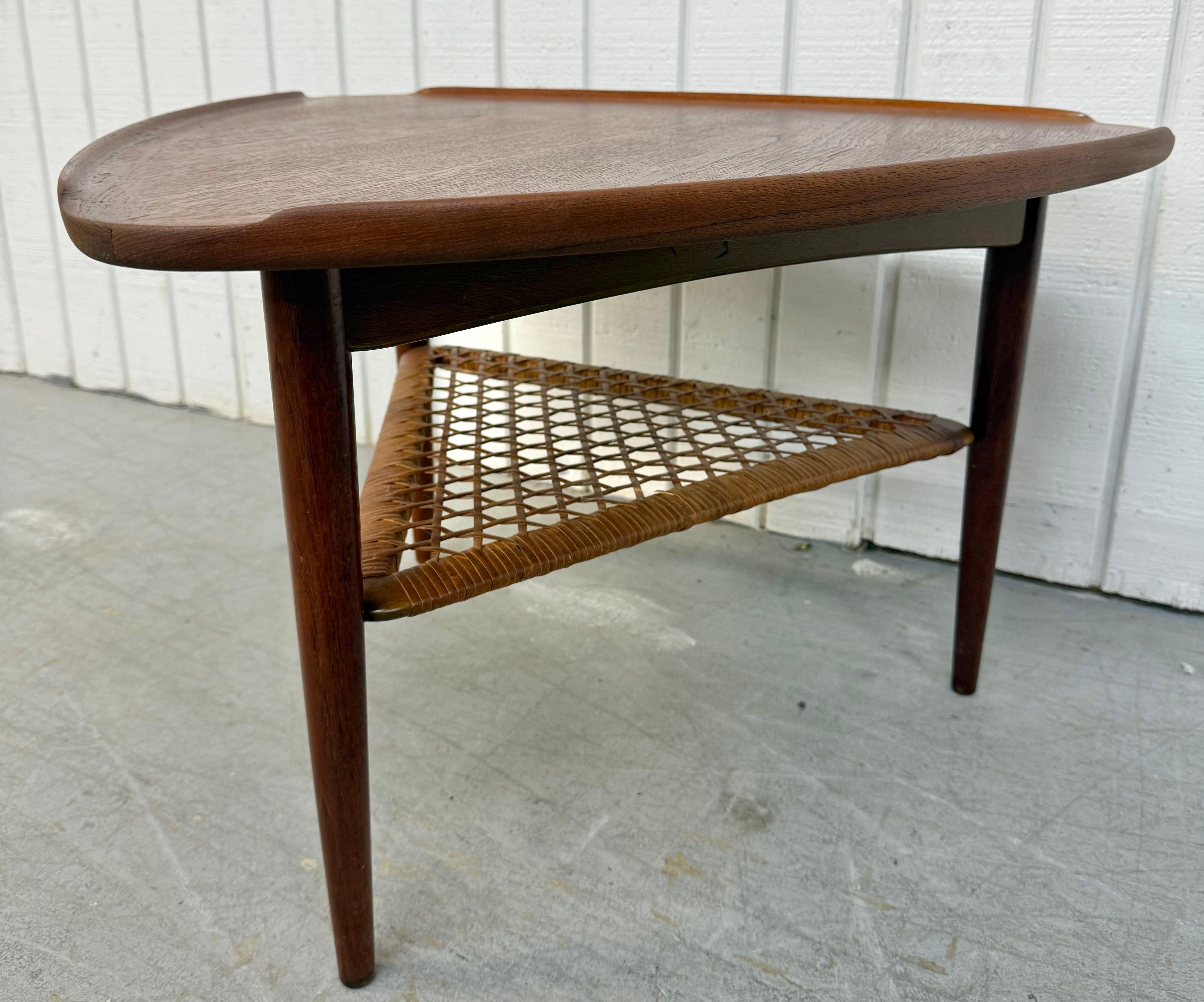 Dänischer Mid-Century-Modern-Beistelltisch mit Gitarren Pick aus Teakholz, Poul Jensen im Zustand „Gut“ in Clarksboro, NJ