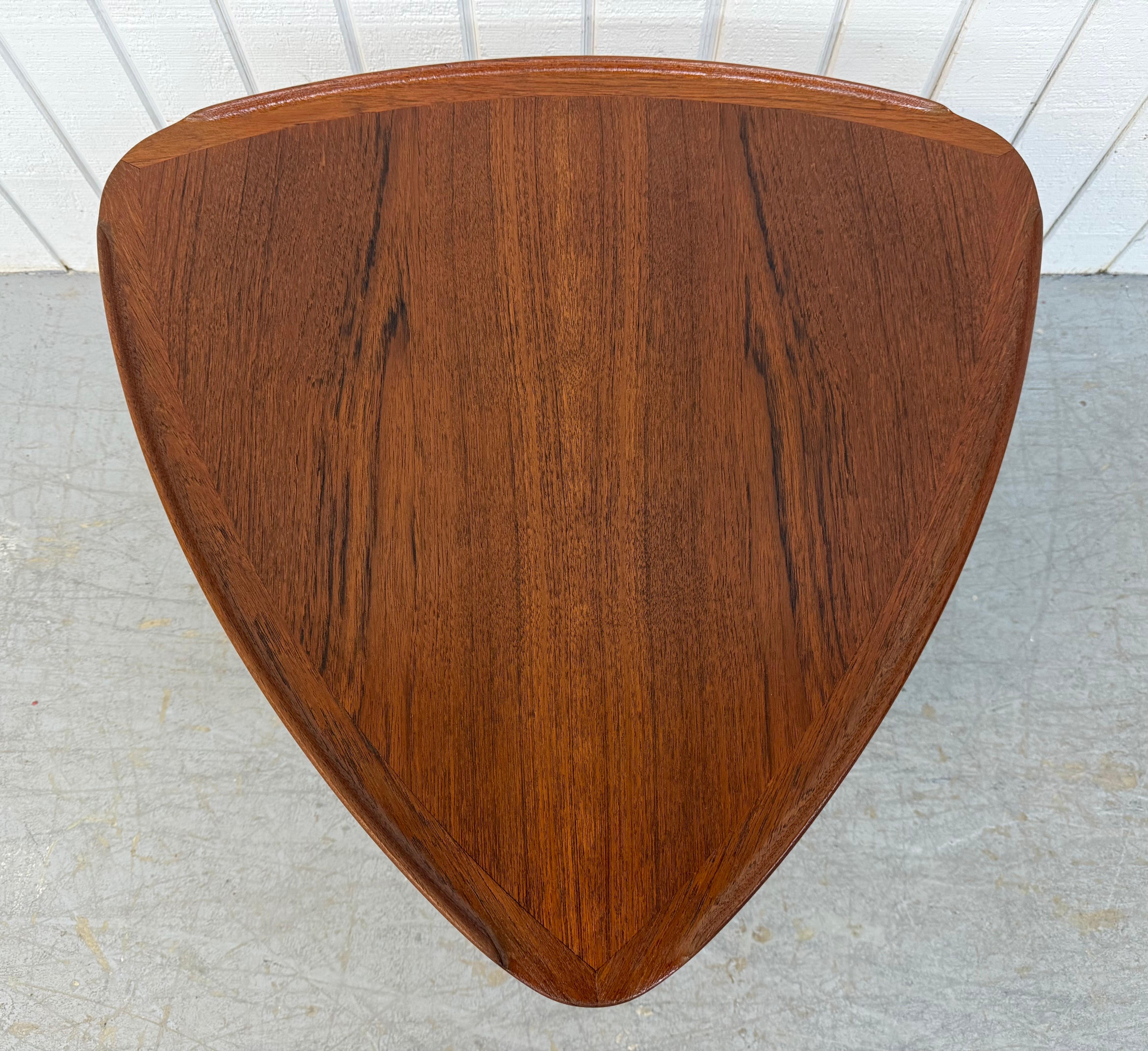 Dänischer Mid-Century-Modern-Beistelltisch mit Gitarren Pick aus Teakholz, Poul Jensen (20. Jahrhundert)