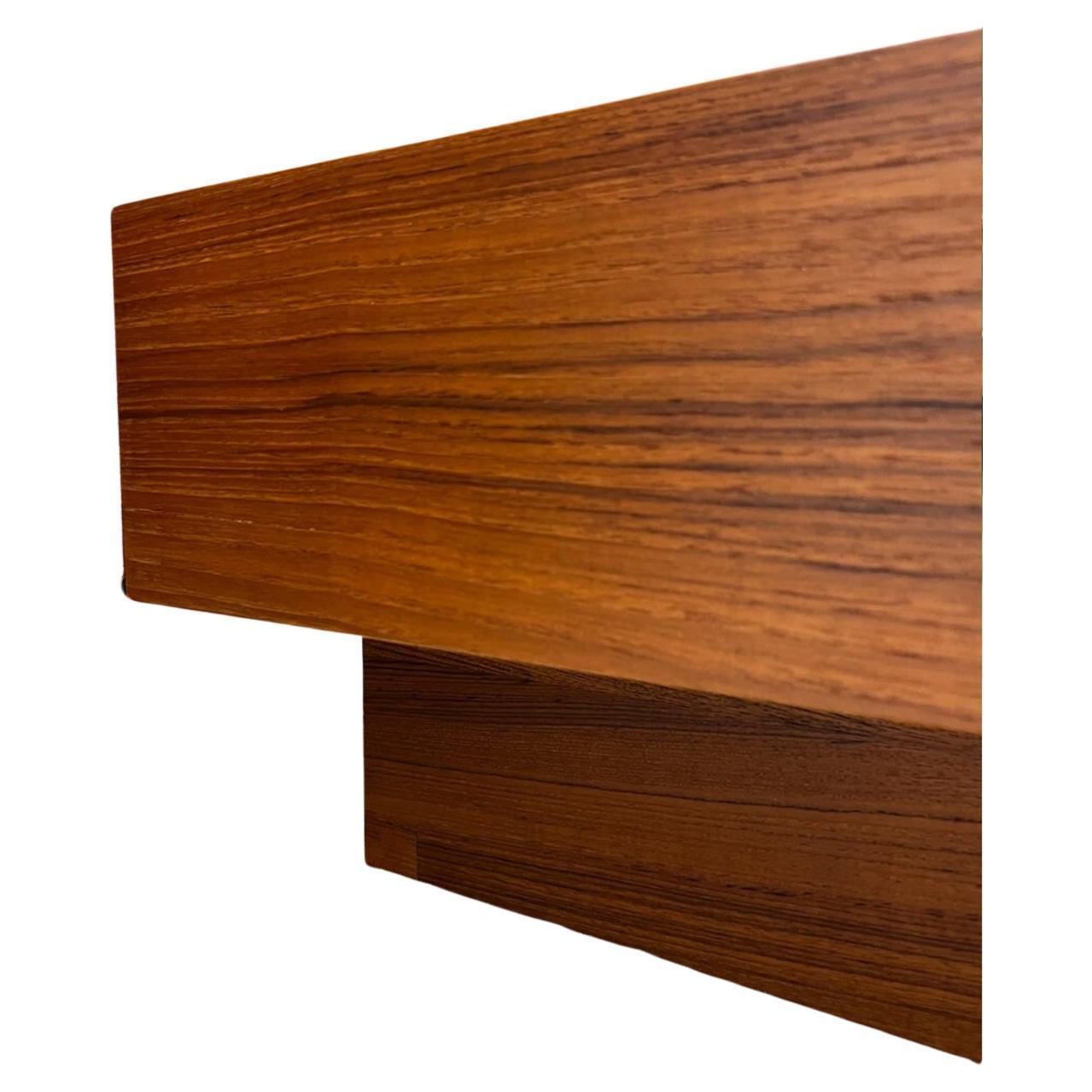 Scandinave moderne Tête de lit à plateforme moderne danoise du milieu du siècle en teck Queen par Westnofa en vente