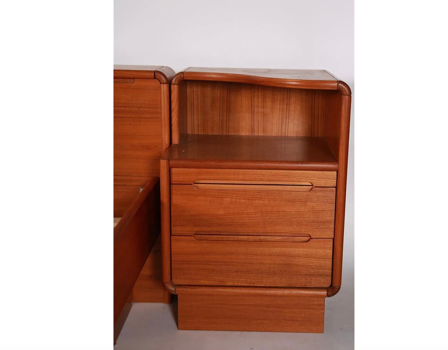Scandinave moderne Mid century Danish Modern Queen teak Platform bed Nightstands headboard storage en vente