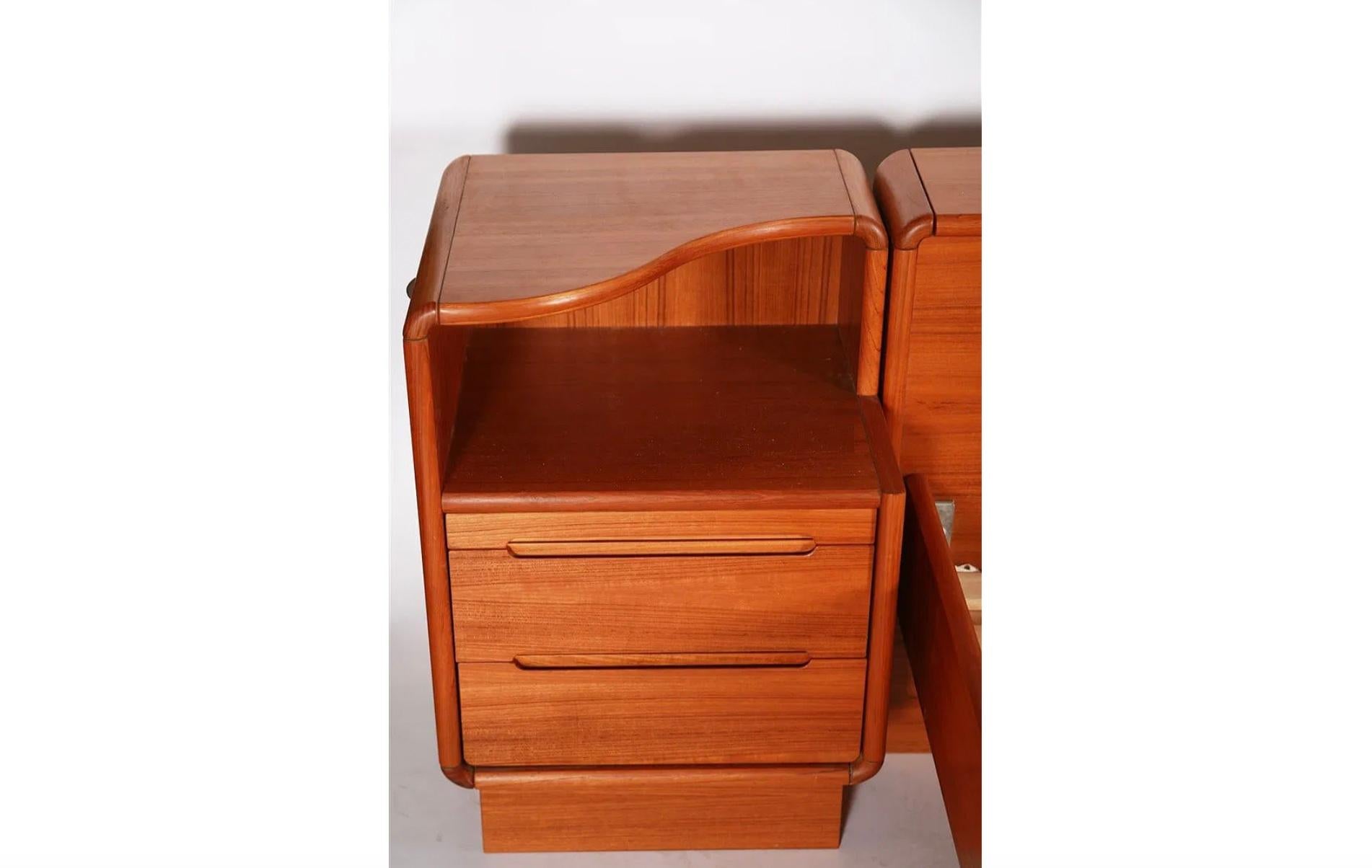 Danois Mid century Danish Modern Queen teak Platform bed Nightstands headboard storage en vente