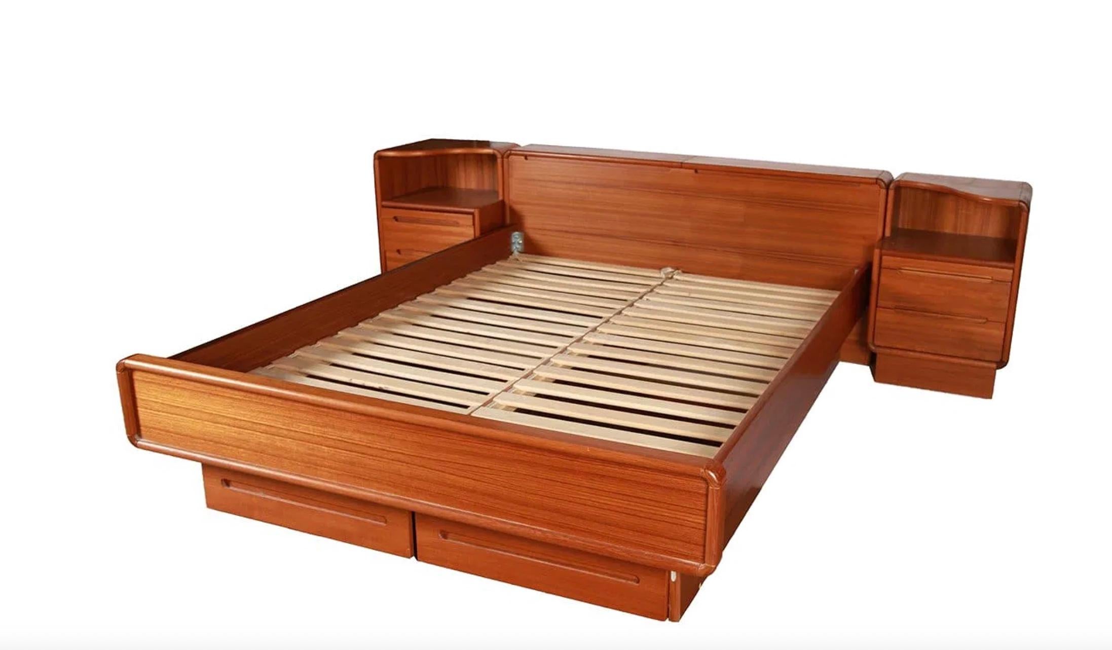 Travail du bois Mid century Danish Modern Queen teak Platform bed Nightstands headboard storage en vente