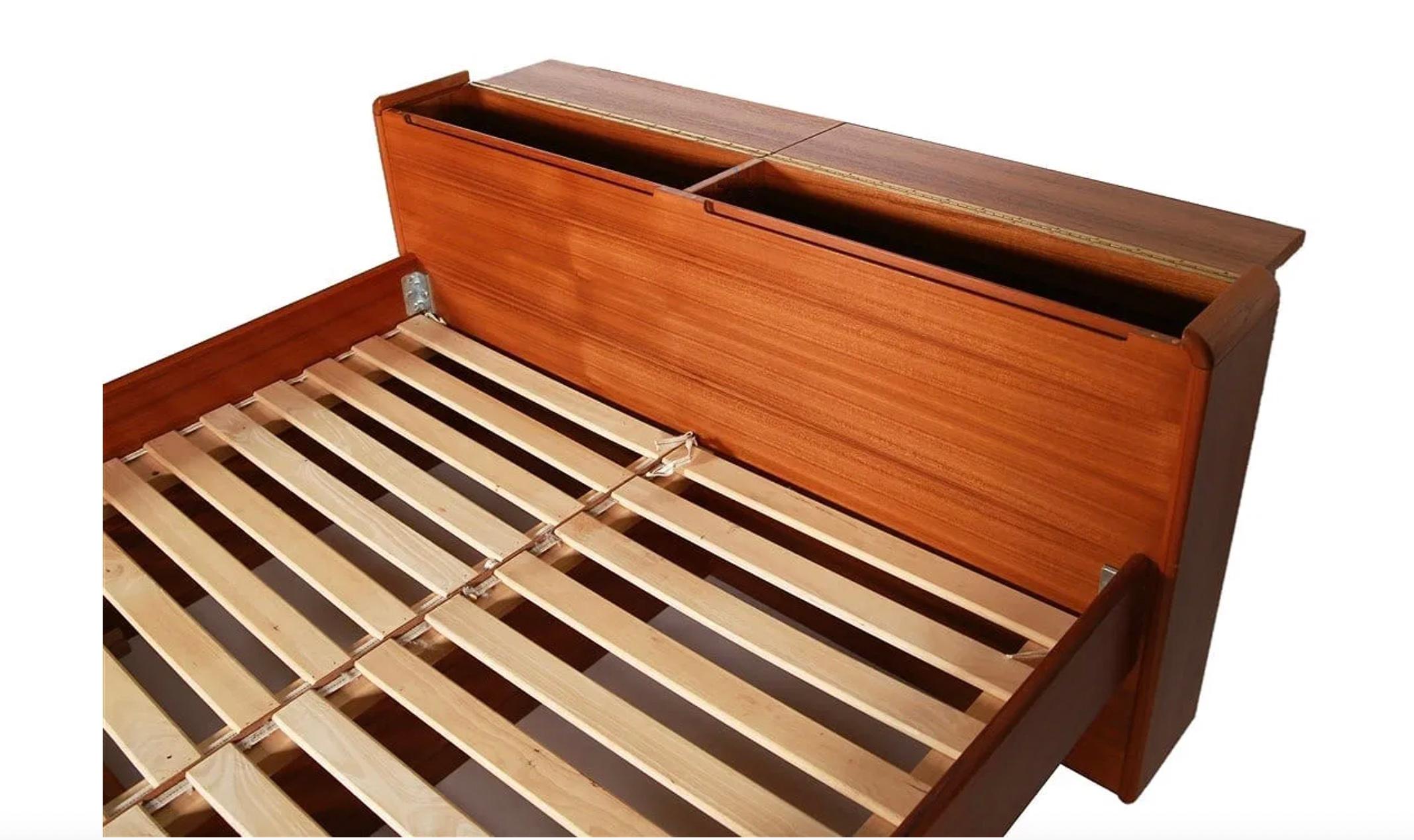 Mid century Danish Modern Queen teak Platform bed Nightstands headboard storage Bon état - En vente à Brooklyn, NY