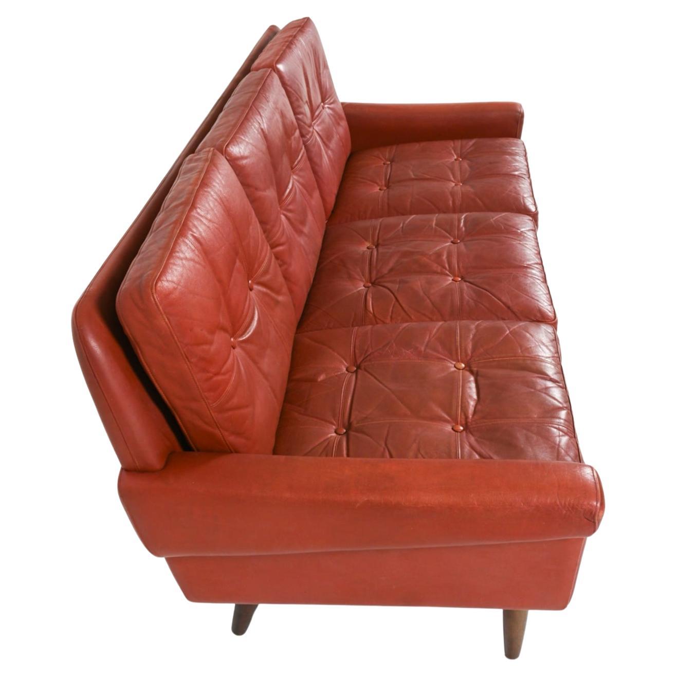 Mid century burnt Red leather 3 seat Danish modern sofa designed by Svend Skipper for Skippers Mobler. Wunderschönes weiches gebranntes rotes Leder mit getufteten Kissen. Großartiges Design. Hergestellt in Dänemark. Circa 1960. Das Hotel liegt in