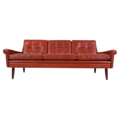 Sofá de 3 plazas de cuero rojo moderno danés de mediados de siglo