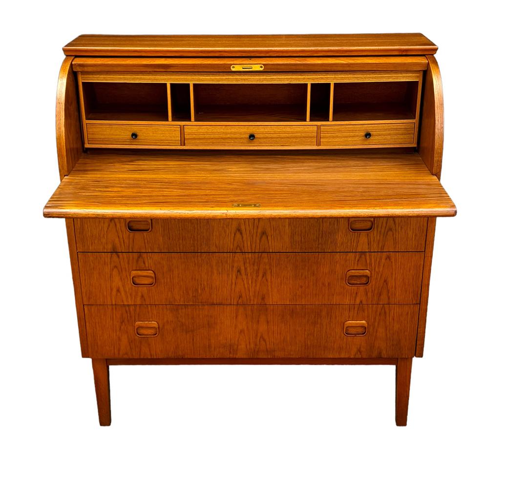 Danese Scrivania, cassettiera o armadio moderno danese di metà secolo Rolle in teak in vendita