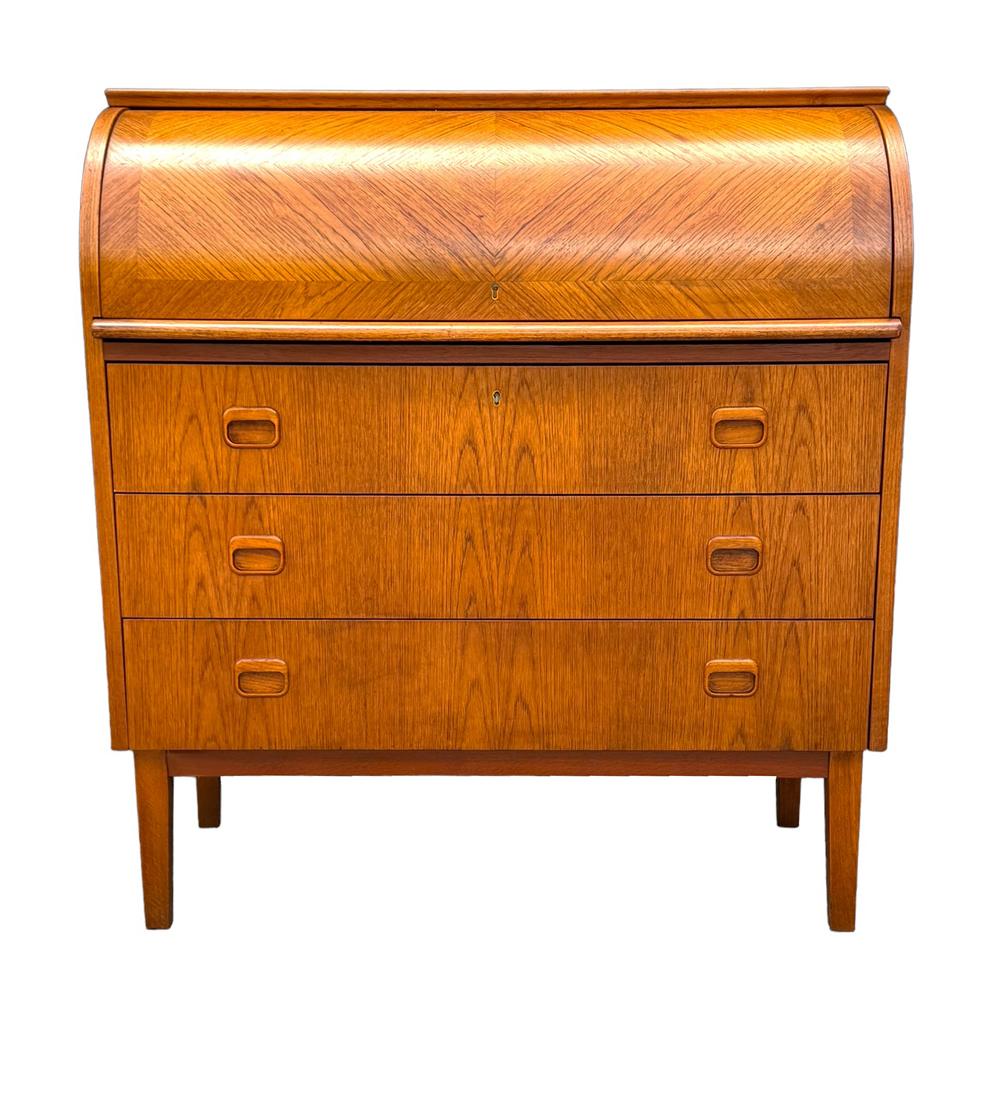 Scrivania, cassettiera o armadio moderno danese di metà secolo Rolle in teak In condizioni buone in vendita a Philadelphia, PA