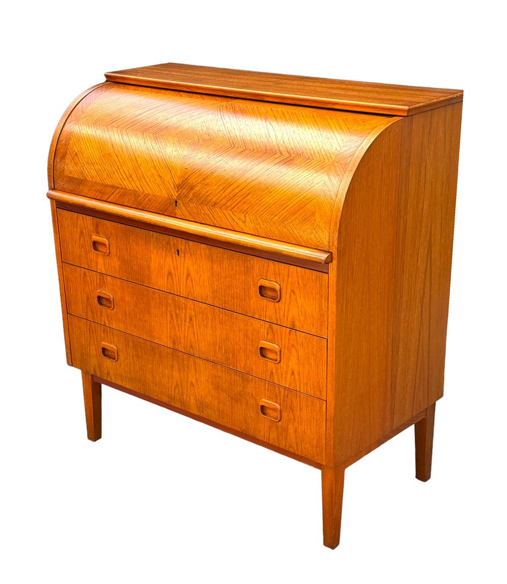 Fine XX secolo Scrivania, cassettiera o armadio moderno danese di metà secolo Rolle in teak in vendita