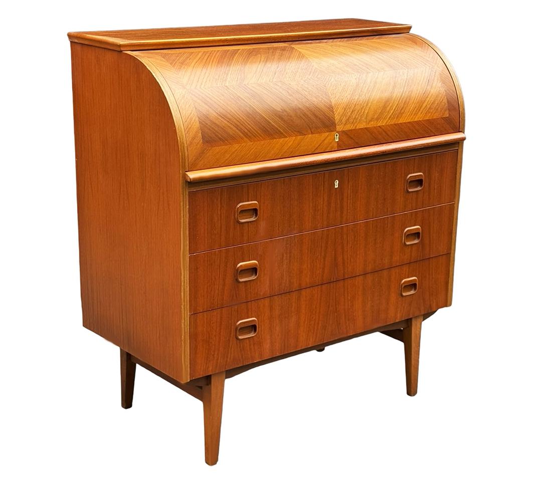 Schreibtisch und Schrank aus Dänemark, ca. 1960er Jahre. Er verfügt über wunderschön gemasertes Teakholz und bietet viel Stauraum. Der Schreibtisch ist ausziehbar, wie auf den Fotos gezeigt. Kein Schlüssel vorhanden, aber entriegelt. 
