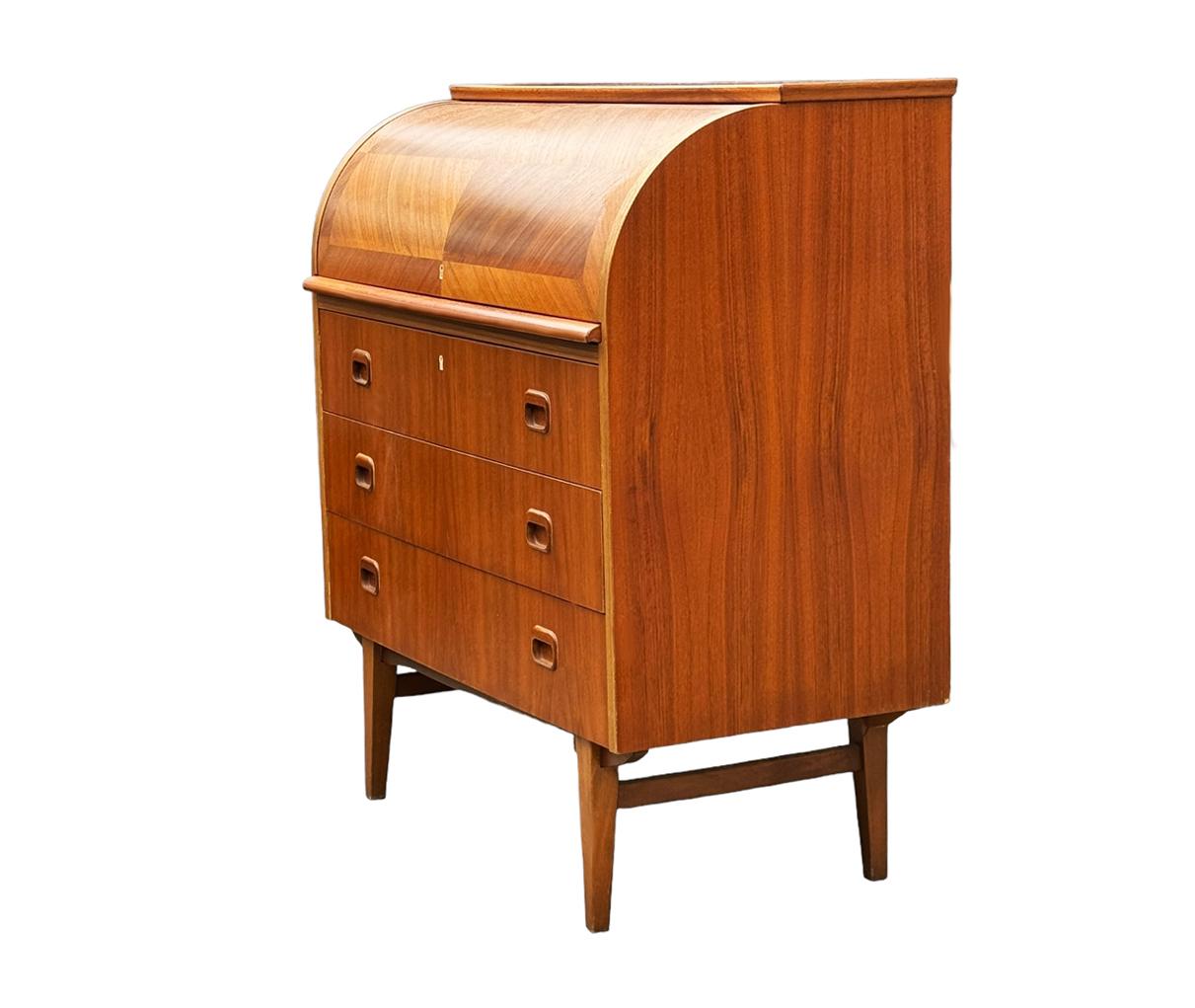 Dänischer moderner Roll-Top-Schreibtisch oder Kommode aus Teakholz mit Schrank aus der Mitte des Jahrhunderts (Moderne der Mitte des Jahrhunderts)