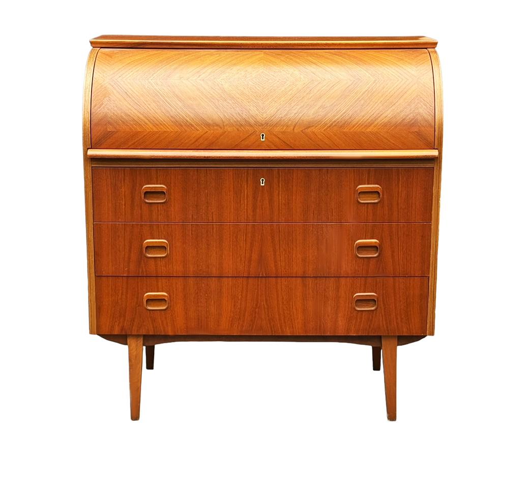 Dänischer moderner Roll-Top-Schreibtisch oder Kommode aus Teakholz mit Schrank aus der Mitte des Jahrhunderts im Zustand „Gut“ in Philadelphia, PA