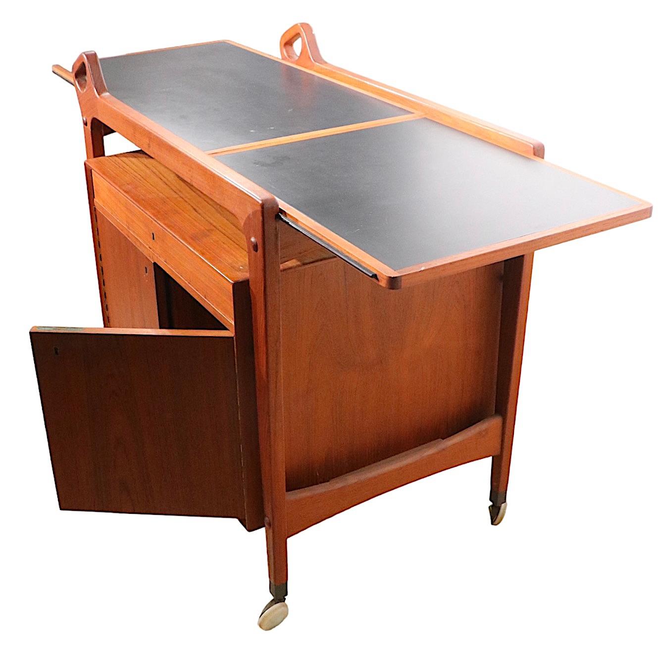 Midcentury Danish Modern Rolling Teak Bar Serving Cart with Extendable Top In Good Condition In New York, NY