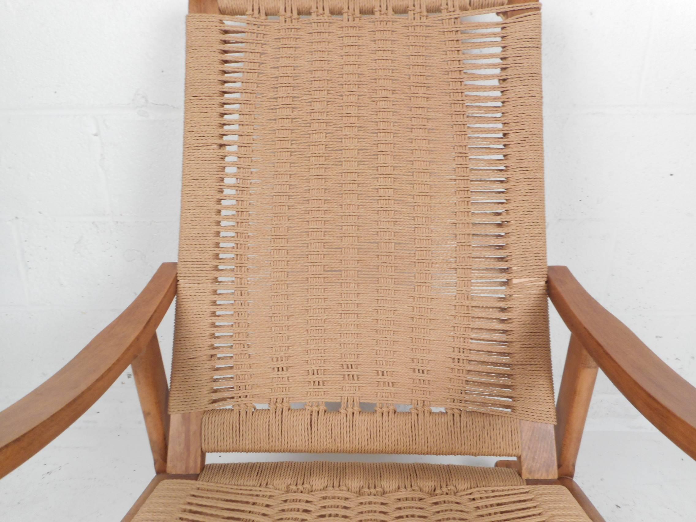 Fauteuil à bascule en corde de style danois du milieu du siècle dernier:: dans le style de Hans Wegner Bon état à Brooklyn, NY