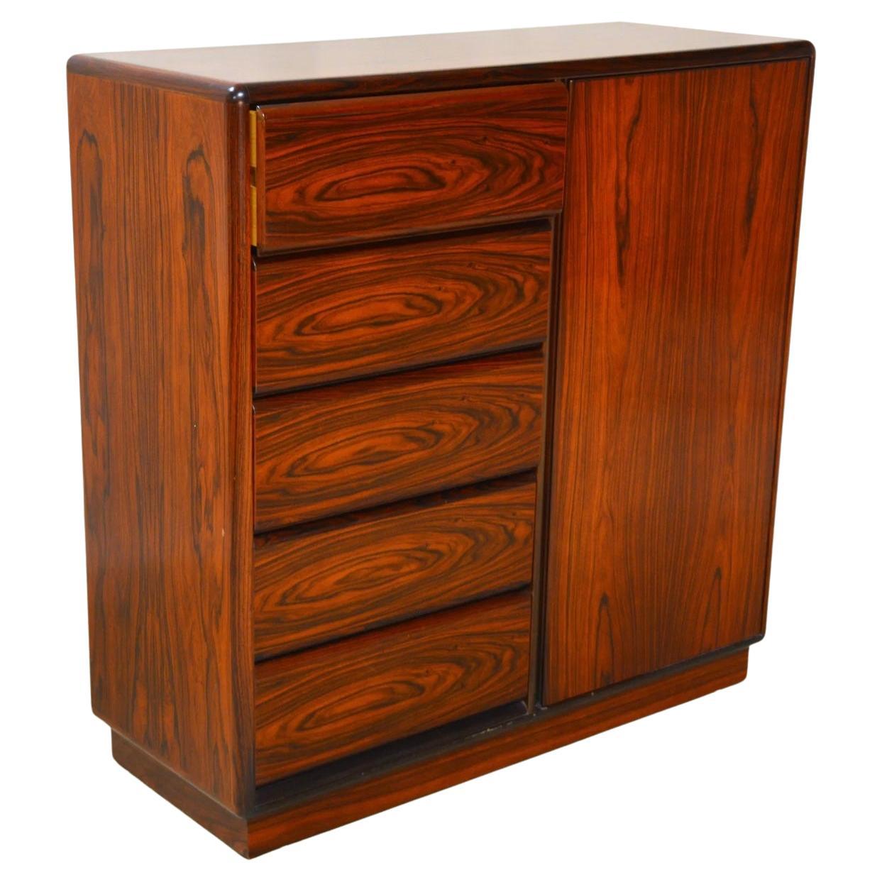 Sehr sauber Mid Century dänischen modernen Palisander 5 hohe breite Schublade Kommode Kleiderschrank. Alle 5 Schubladen laufen leichtgängig auf Metallgleitern mit Anschlägen. Hat eine Schranktür auf der rechten Seite mit 3 verstellbaren