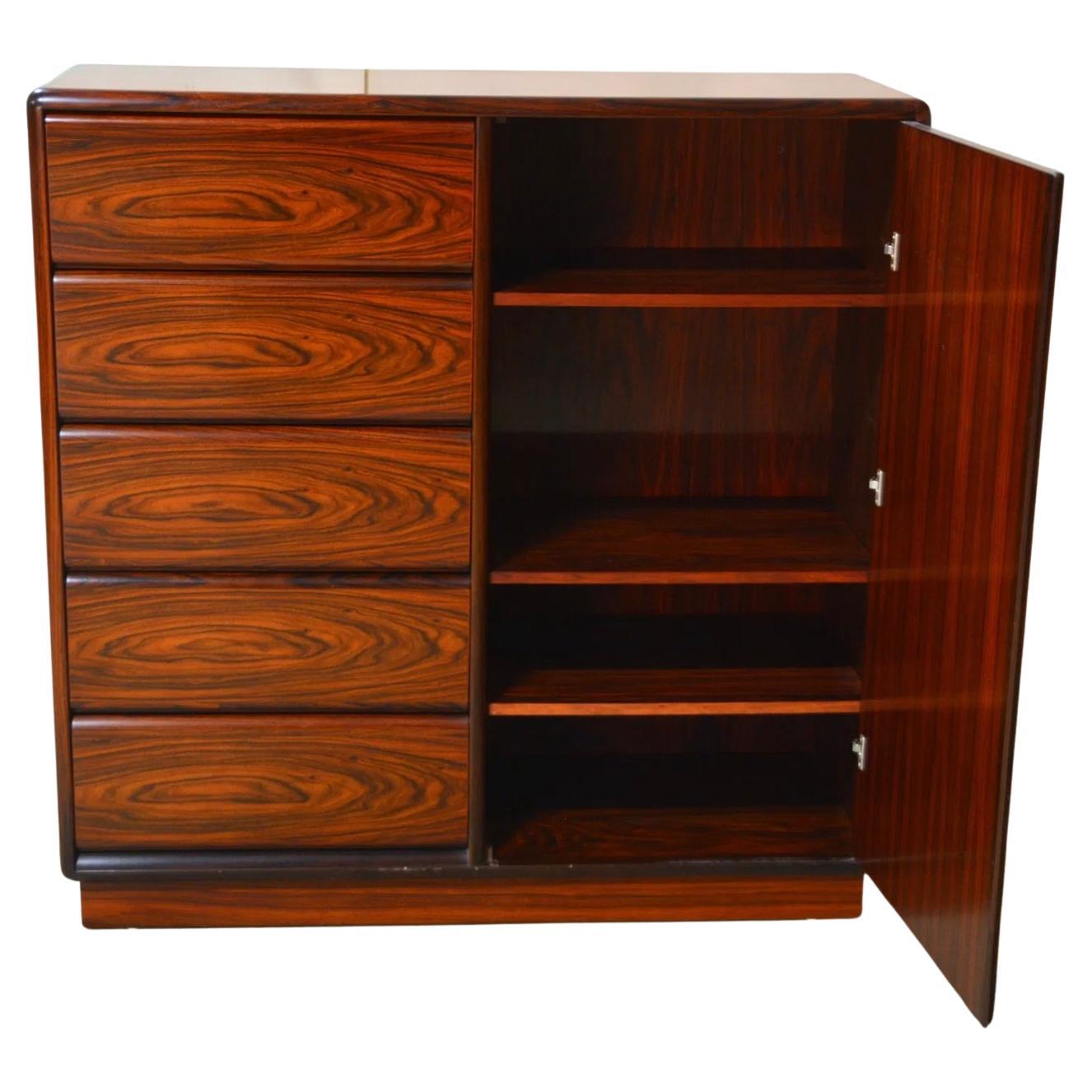 Mid Century Danish Modern Rosewood 5 Drawer tall wide Dresser von Brouer (Moderne der Mitte des Jahrhunderts)