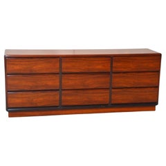 Commode basse danoise moderne du milieu du siècle dernier en bois de rose à 9 tiroirs par Brouer