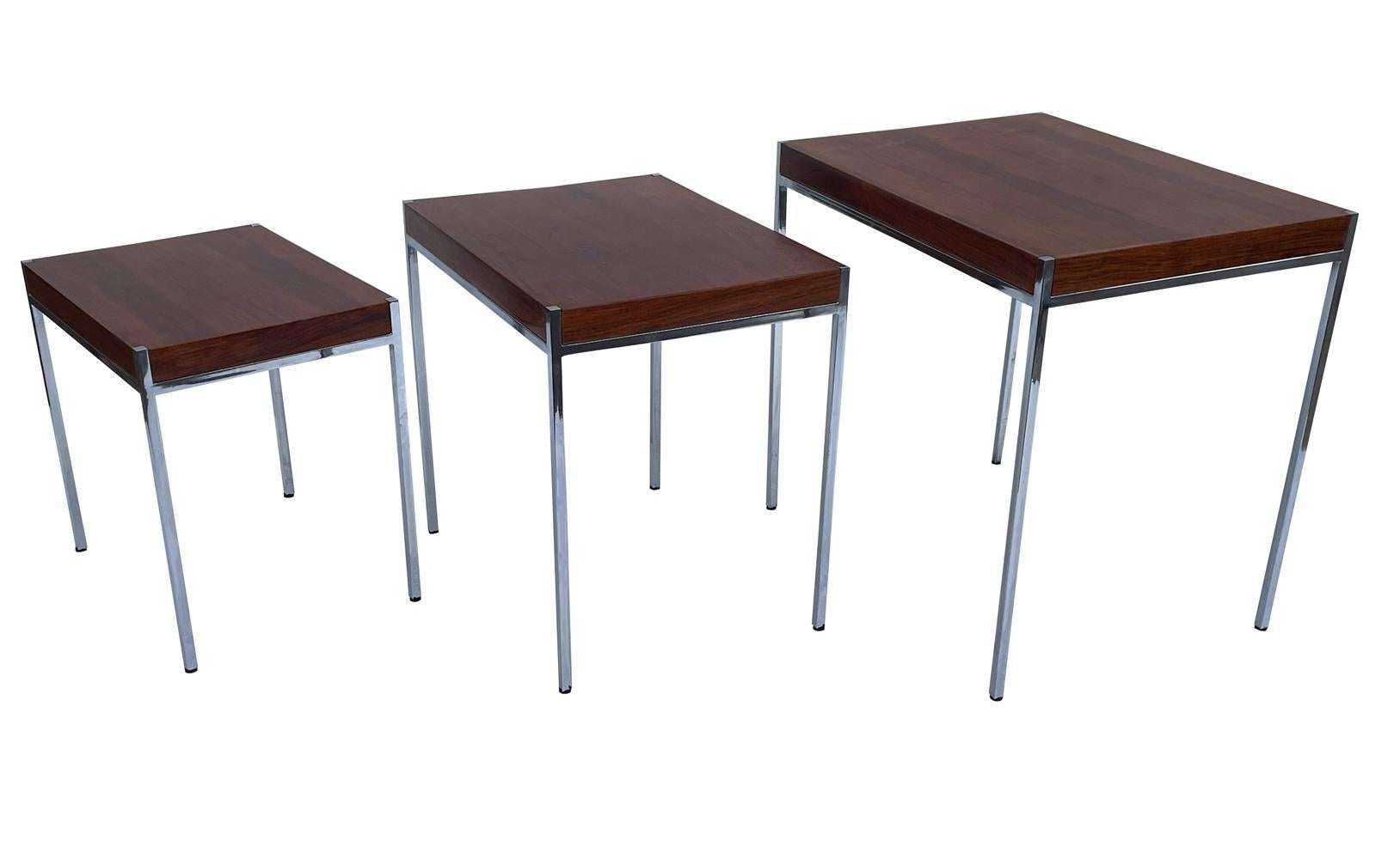 Scandinave moderne Tables gigognes ou tables d'appoint danoises modernes du milieu du siècle en bois de rose et chrome en vente