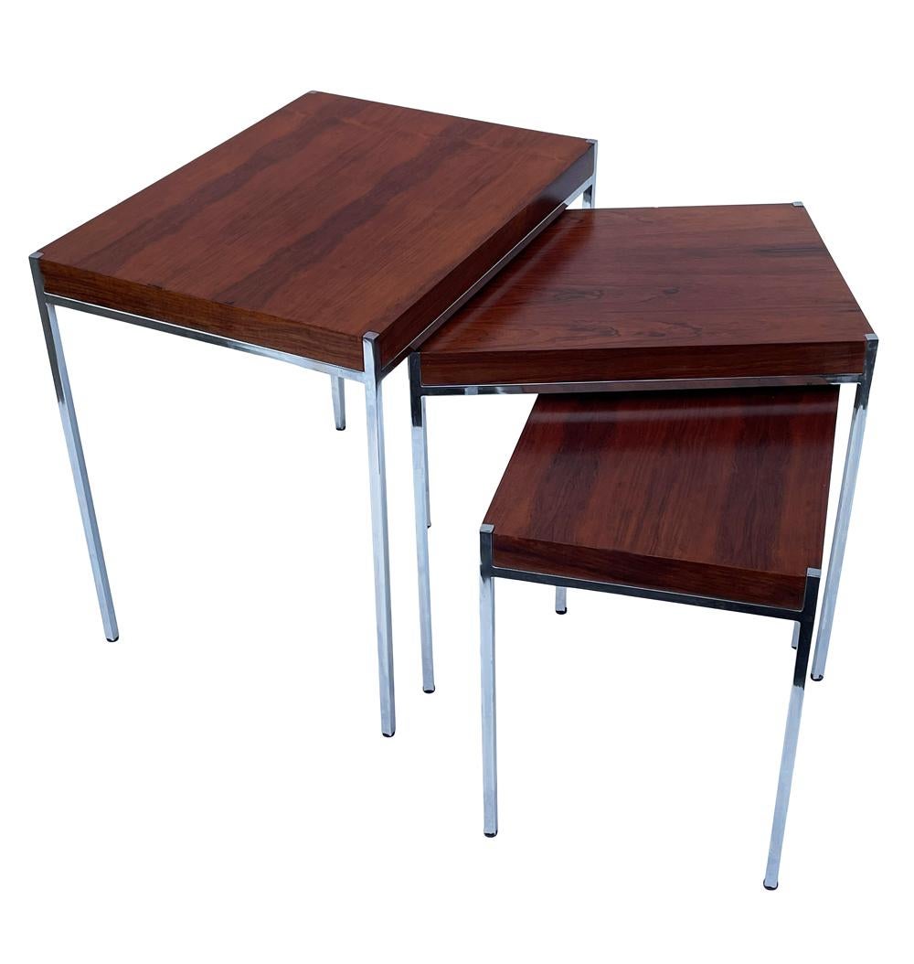 Chrome Tables gigognes ou tables d'appoint danoises modernes du milieu du siècle en bois de rose et chrome en vente