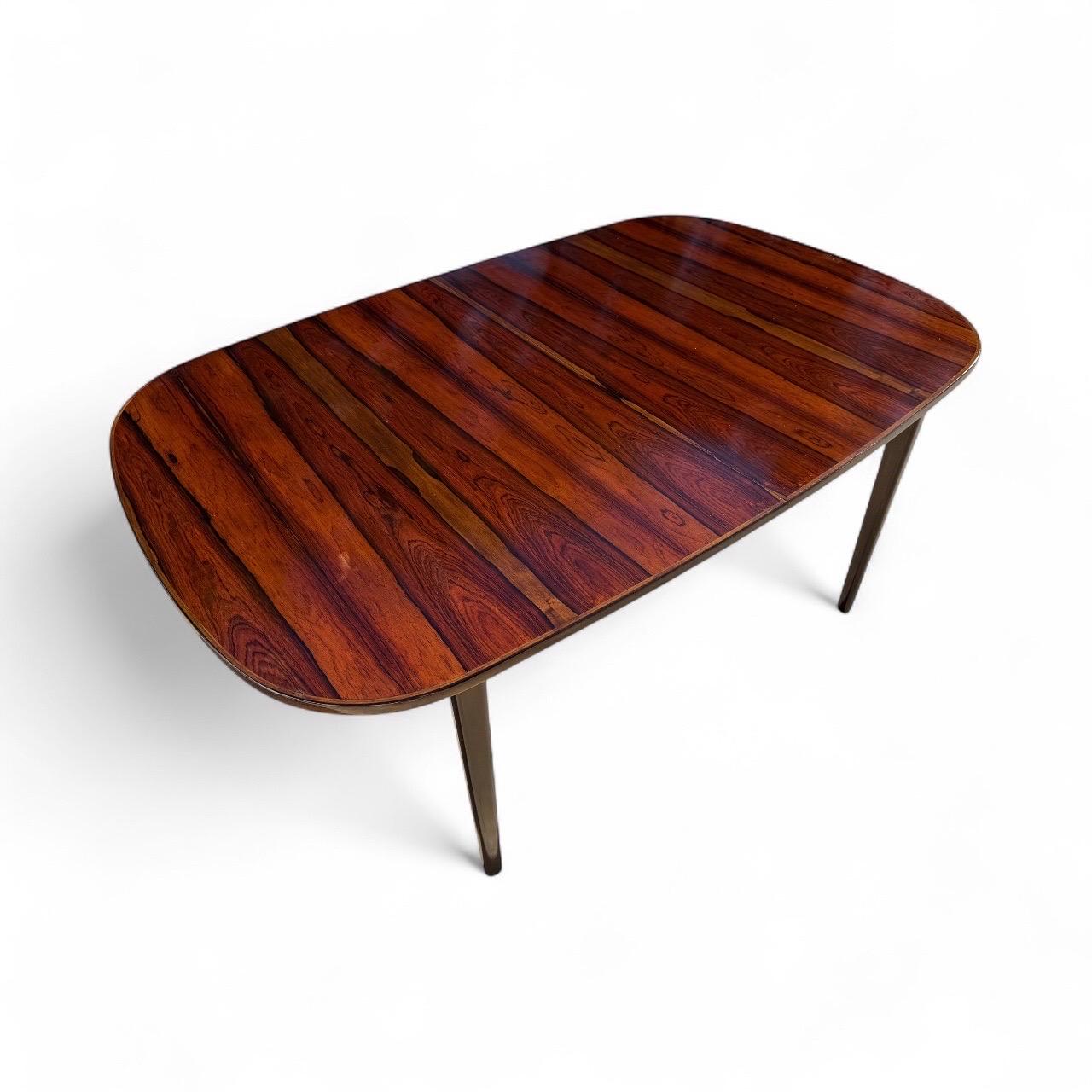 Mid-Century moderno Tavolo da pranzo danese moderno di metà secolo in palissandro con dimensioni da banchetto in vendita