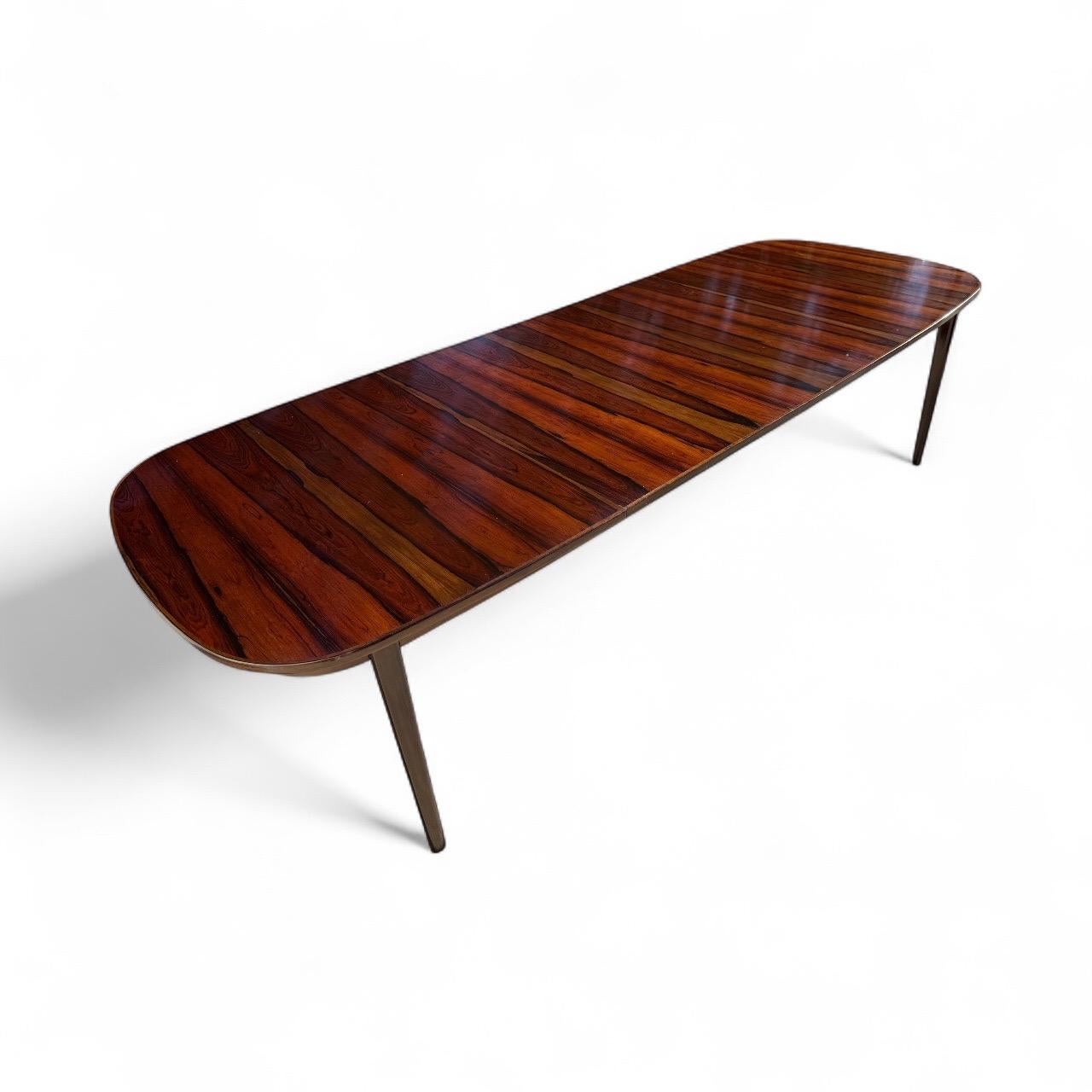 Danese Tavolo da pranzo danese moderno di metà secolo in palissandro con dimensioni da banchetto in vendita