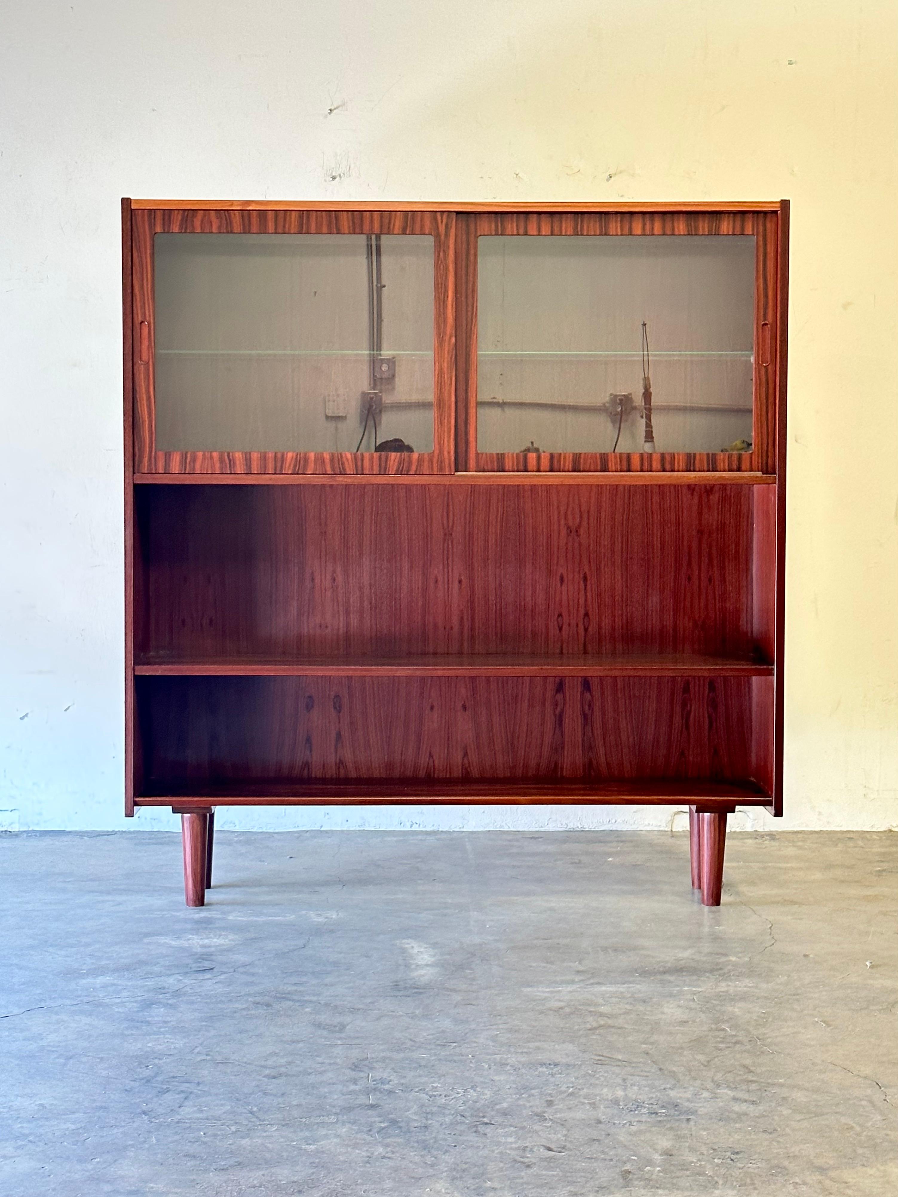 Midcentury Danish Modern Rosewood Bookcase Display Cabinet In Good Condition For Sale In Las Vegas, NV