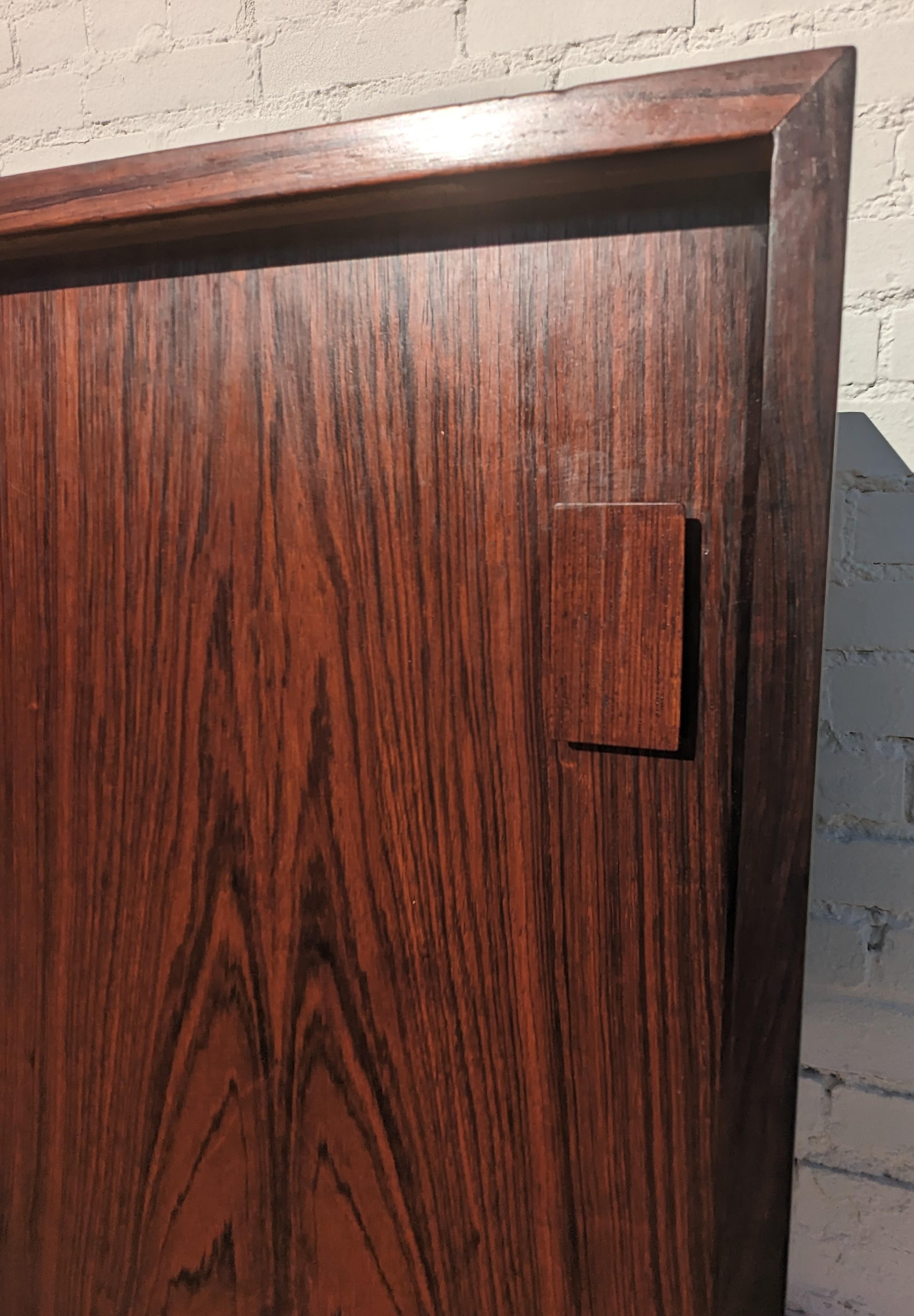 Mid Century Danish Modern Rosewood Cabinet  For Sale 3