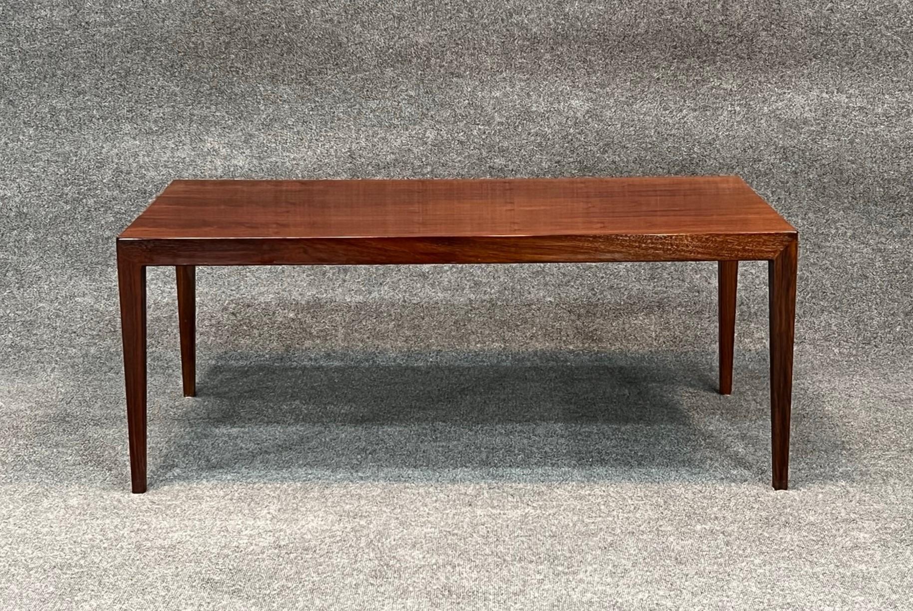 Dänischer moderner Couchtisch aus Palisanderholz, Severin Hansen, Dänemark, 1960er Jahre.  Das Design dieses Tisches ist unverkennbar Severin Hansen, mit seinen kantigen Beinen und dem klaren, modernen Design. 