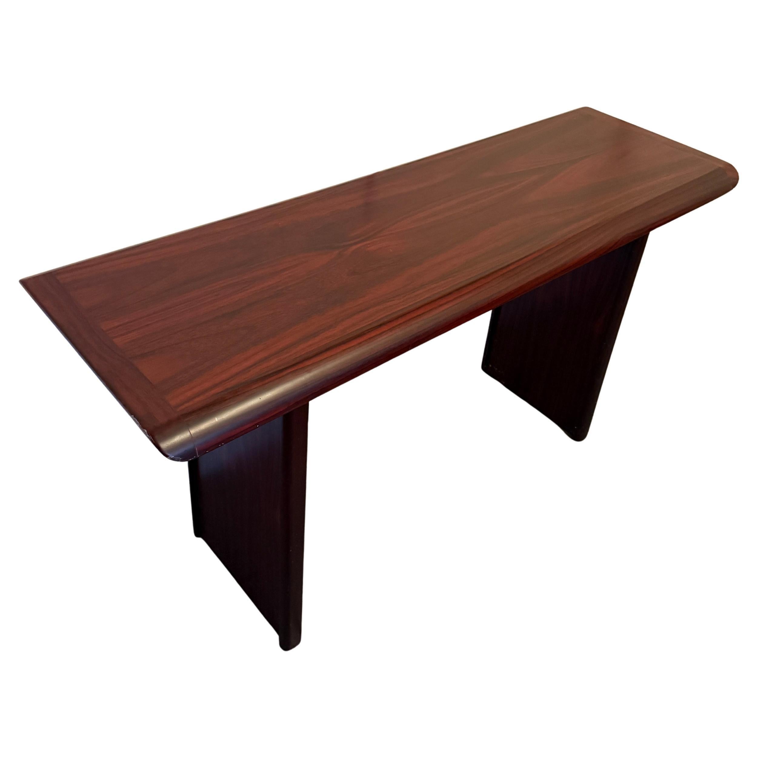 Console moderne danoise du milieu du siècle en bois de rose. Magnifique grain de bois de rose foncé, design simple. Excellente table pour l'entrée ou le couloir. Fabriqué au Danemark. Situé à Brooklyn NYC.

Dimensions : 23 