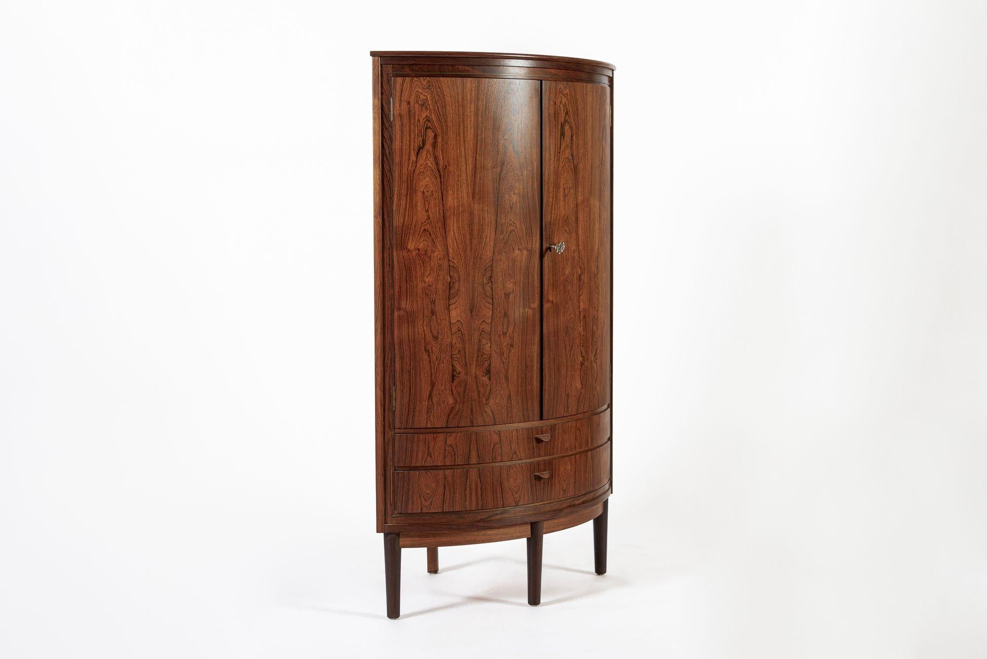 Dieser außergewöhnliche dänische moderne Eckbarschrank aus Palisanderholz aus der Mitte des Jahrhunderts wurde um 1960 in Dänemark hergestellt. Das klassische skandinavische Design hat klare, elegante Linien und ist aus Palisanderholz mit schöner