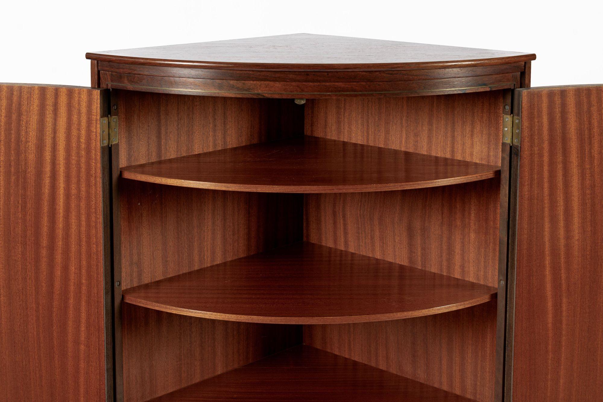 Mid Century Danish Modern Rosenholz Eckschrank 1960s (Dänisch) im Angebot